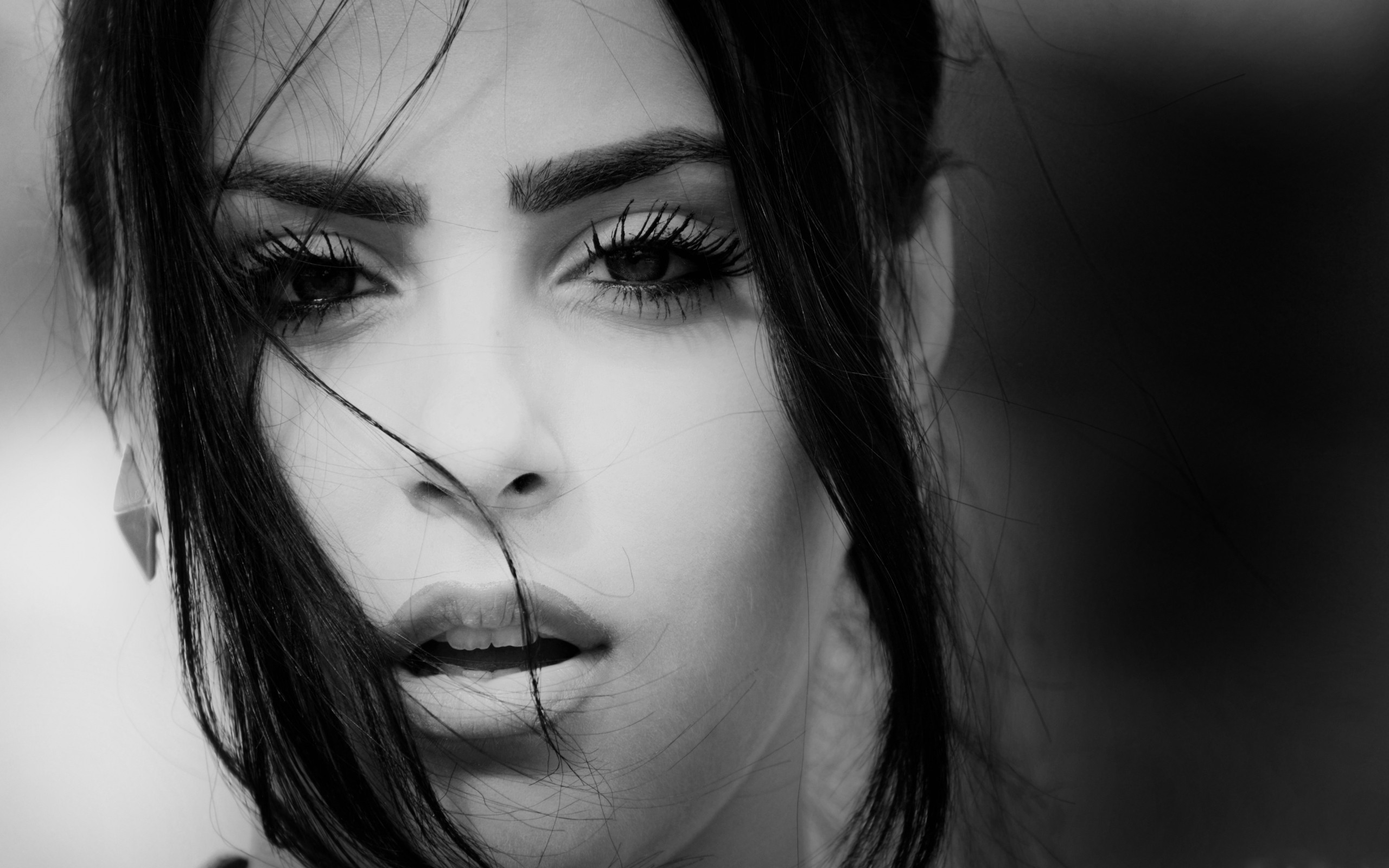 Black and white portrait of a young woman HD Wallpaper