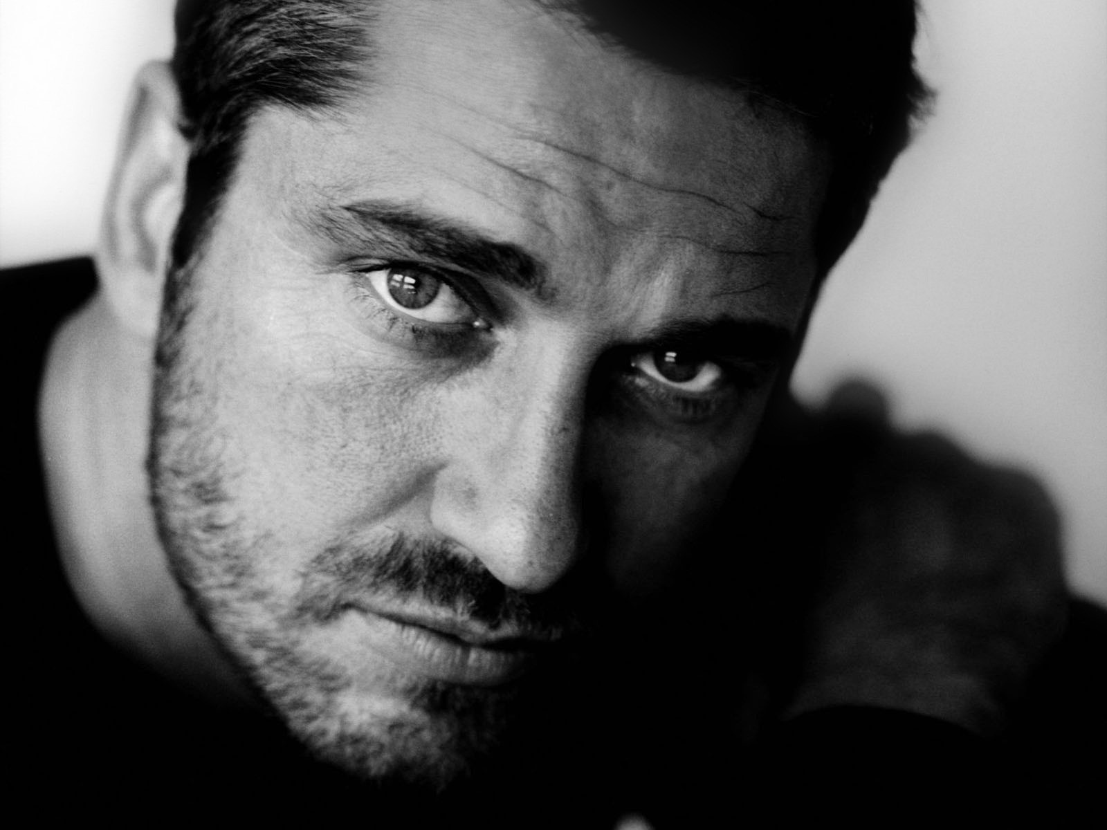 Gerard Butler Monochrome Portrait HD Wallpaper