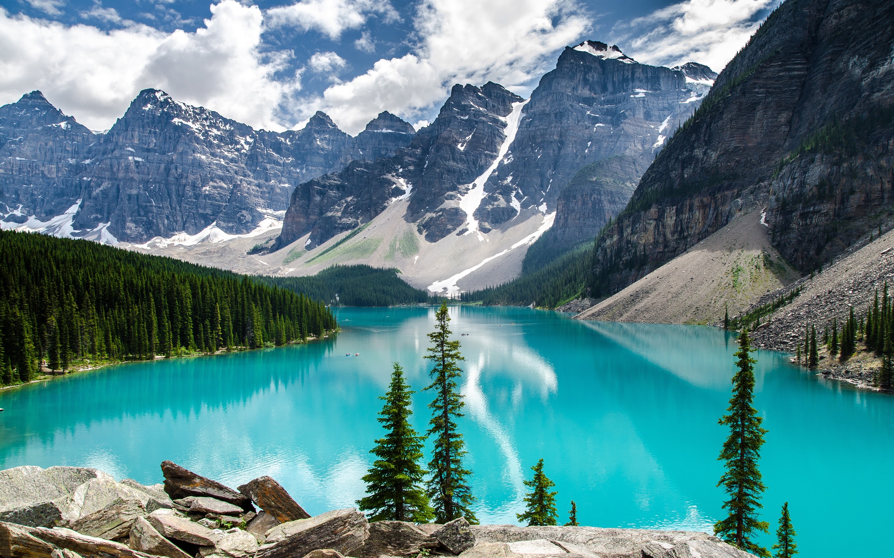 Moraine Lake in Banff National Park, Canada HD Wallpaper