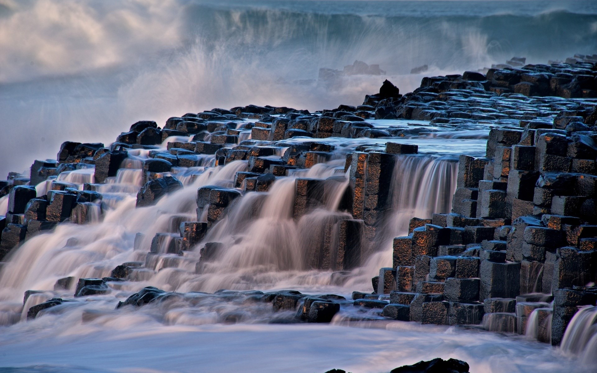 Giant's Causeway with waves crashing HD Wallpaper
