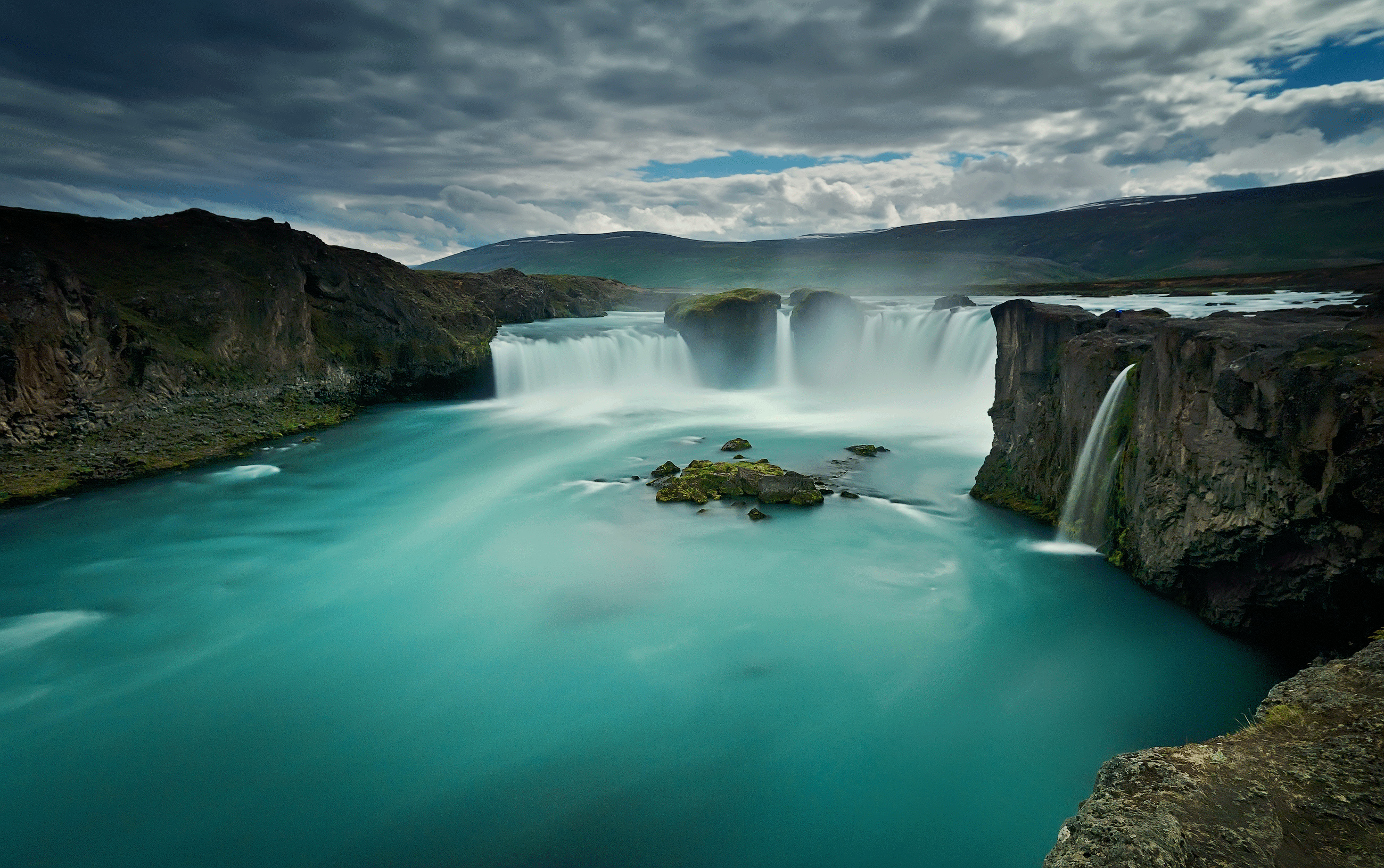 Godafoss waterfall in Iceland HD Wallpaper