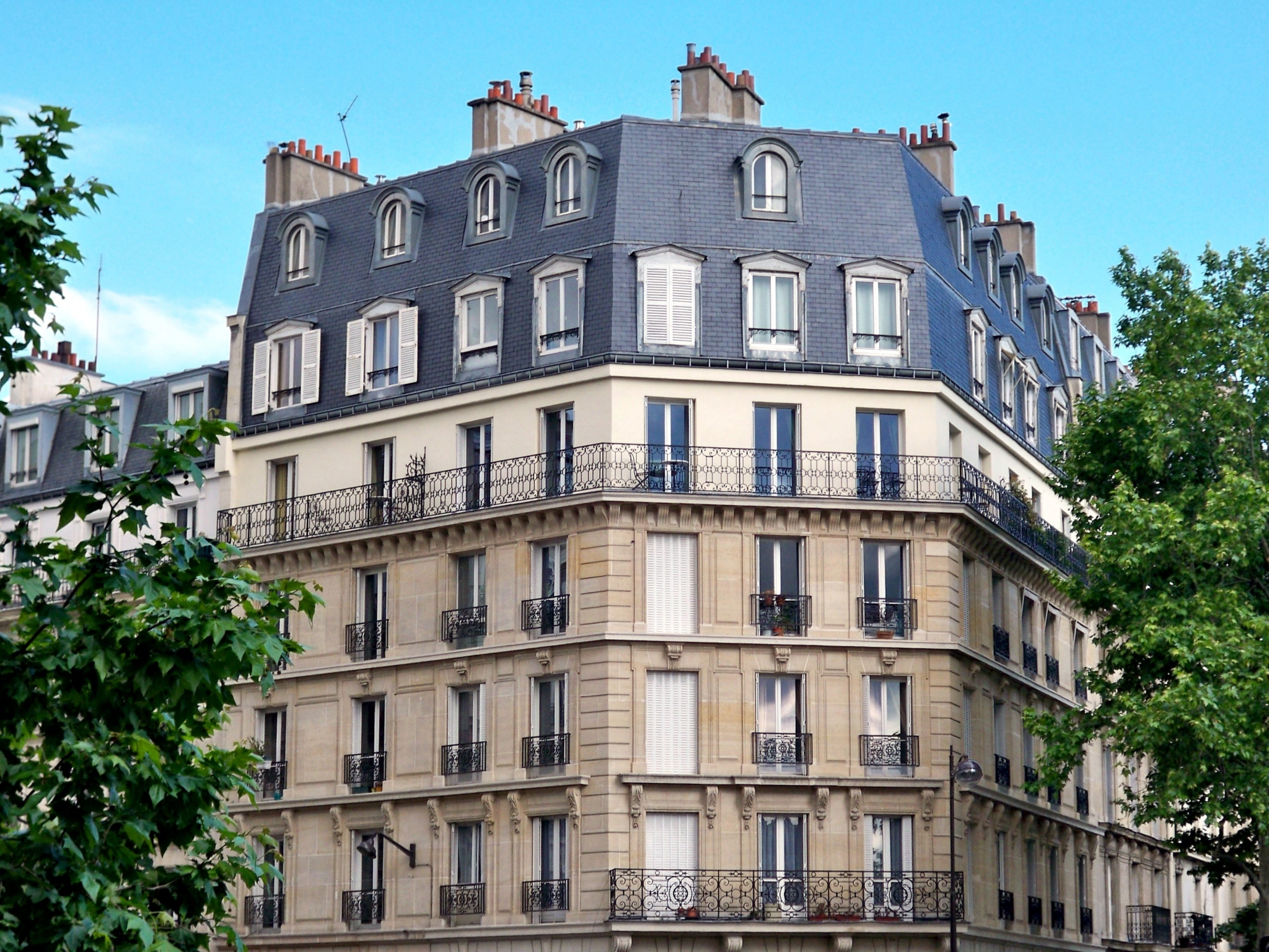 Parisian apartment building with mansard roof HD Wallpaper