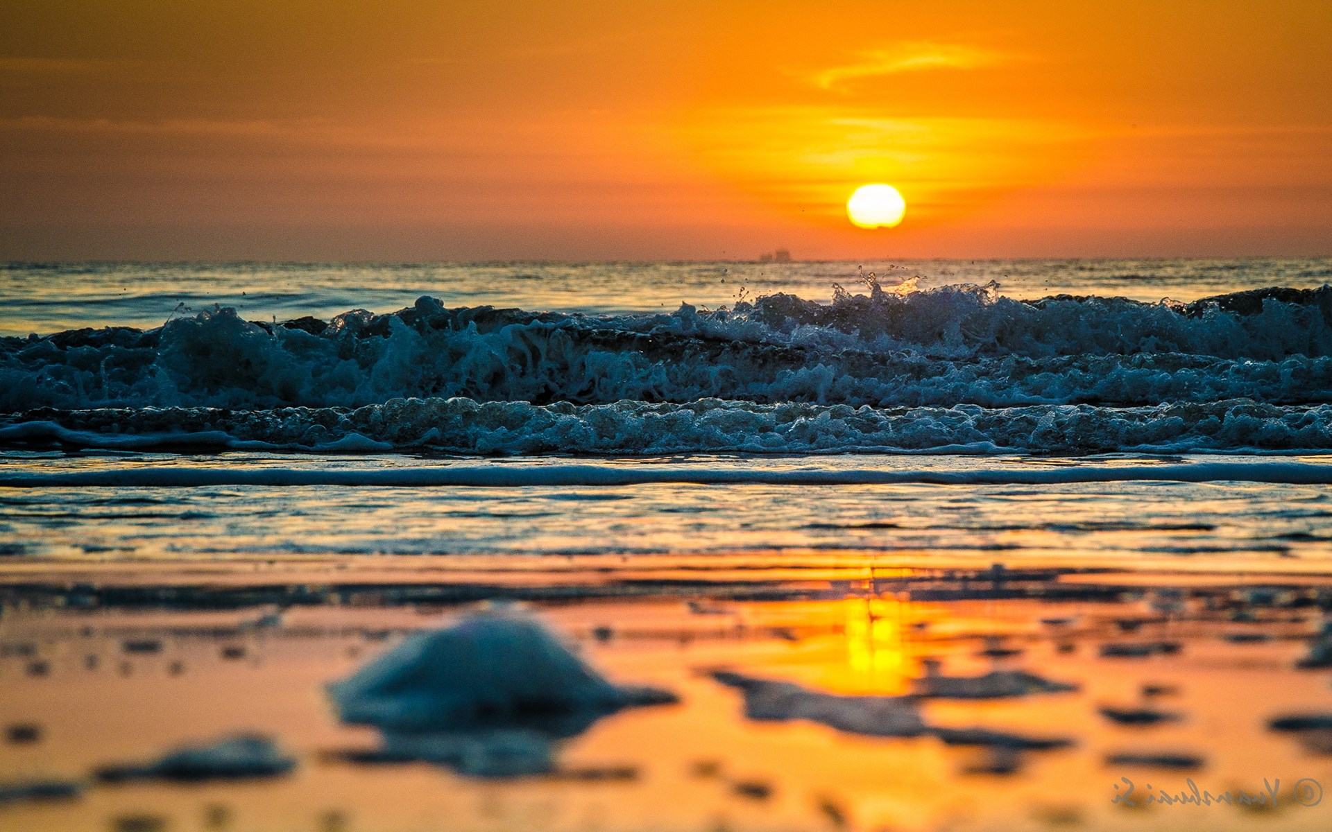 Sunset over the ocean with waves HD Wallpaper
