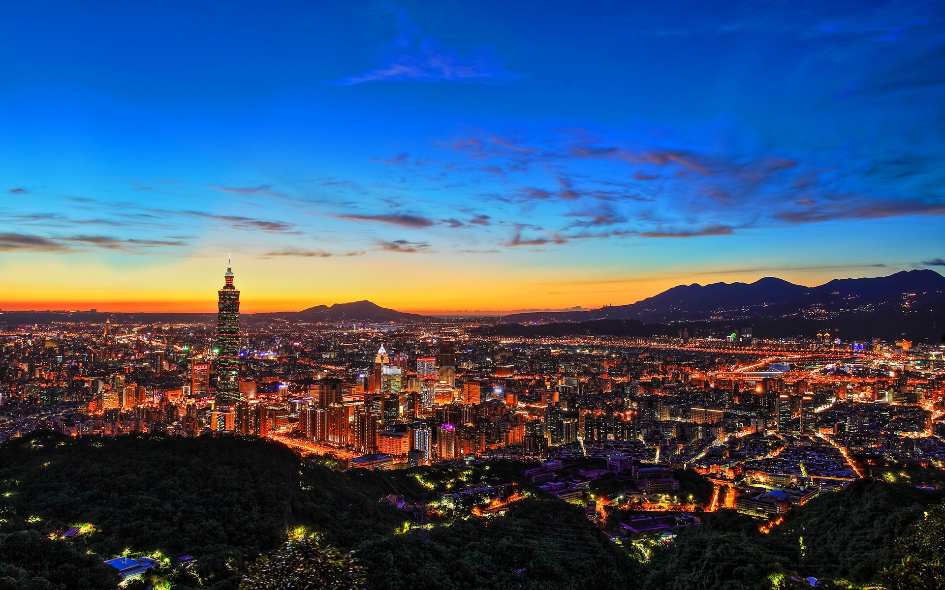 Taipei 101 skyscraper in Taipei city at dusk HD Wallpaper
