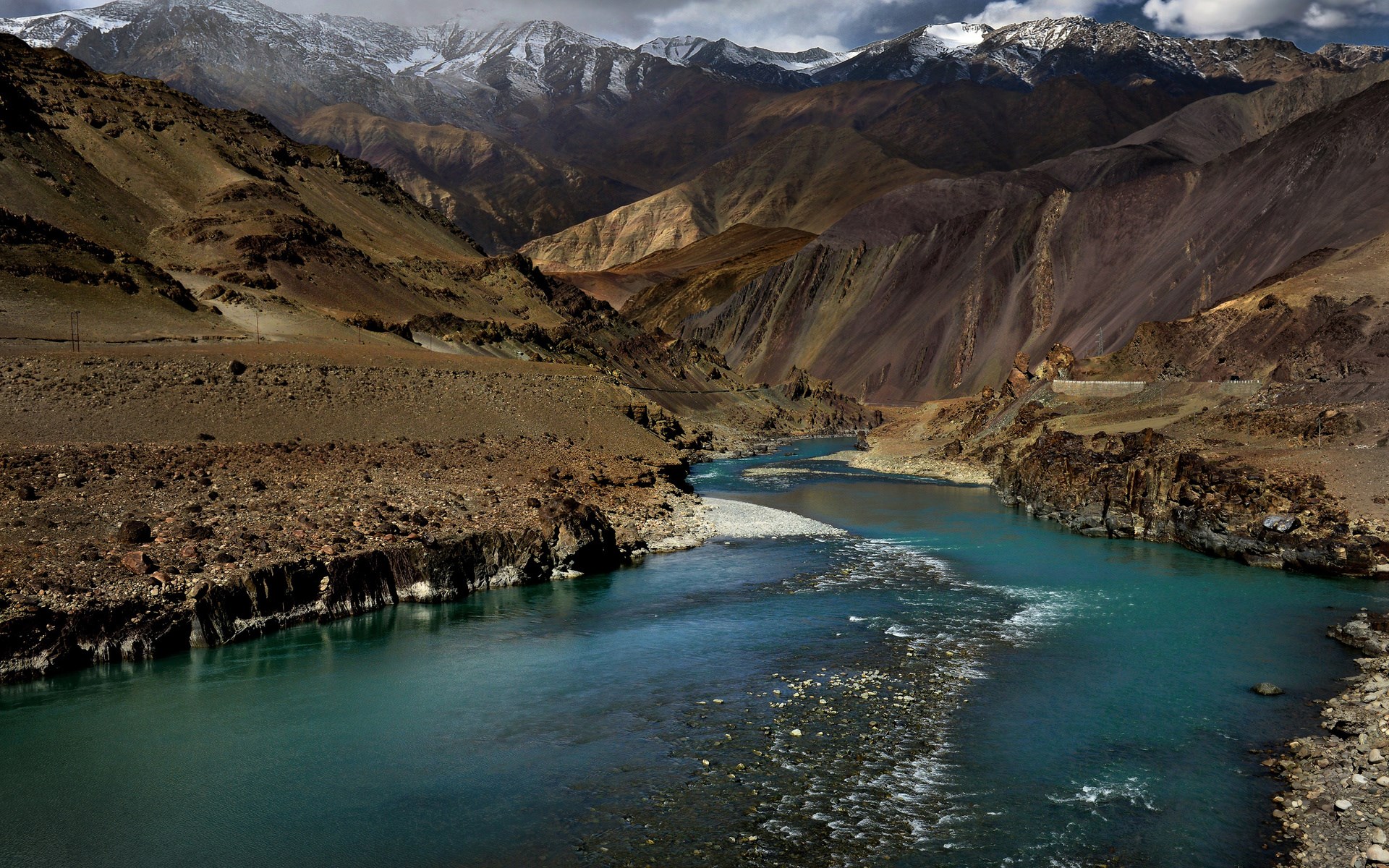 Confluence of two rivers in a mountainous landscape HD Wallpaper