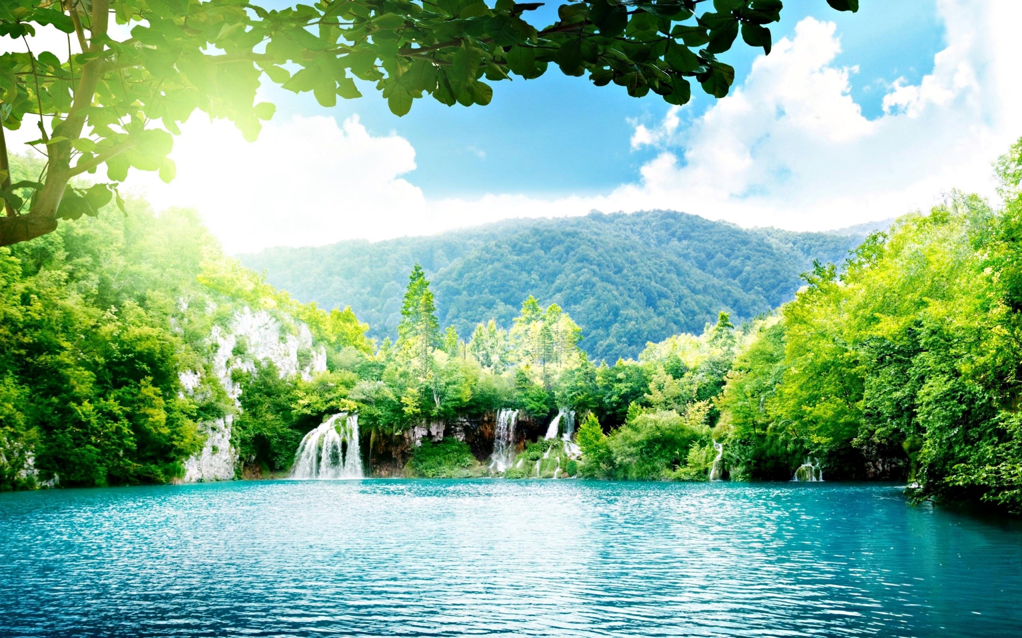 Turquoise lake with waterfalls and green mountains HD Wallpaper