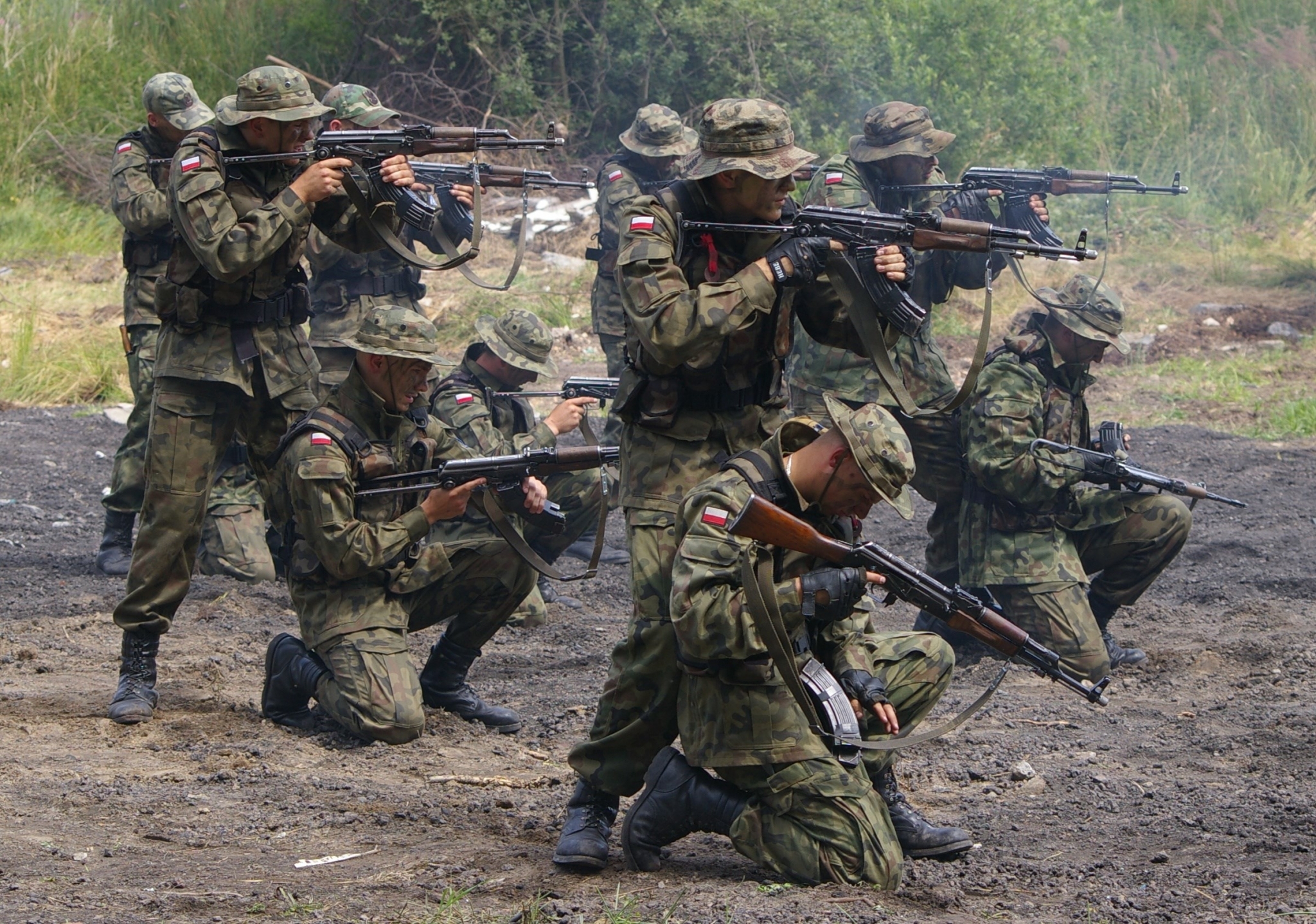 Soldiers in camouflage uniforms with rifles HD Wallpaper