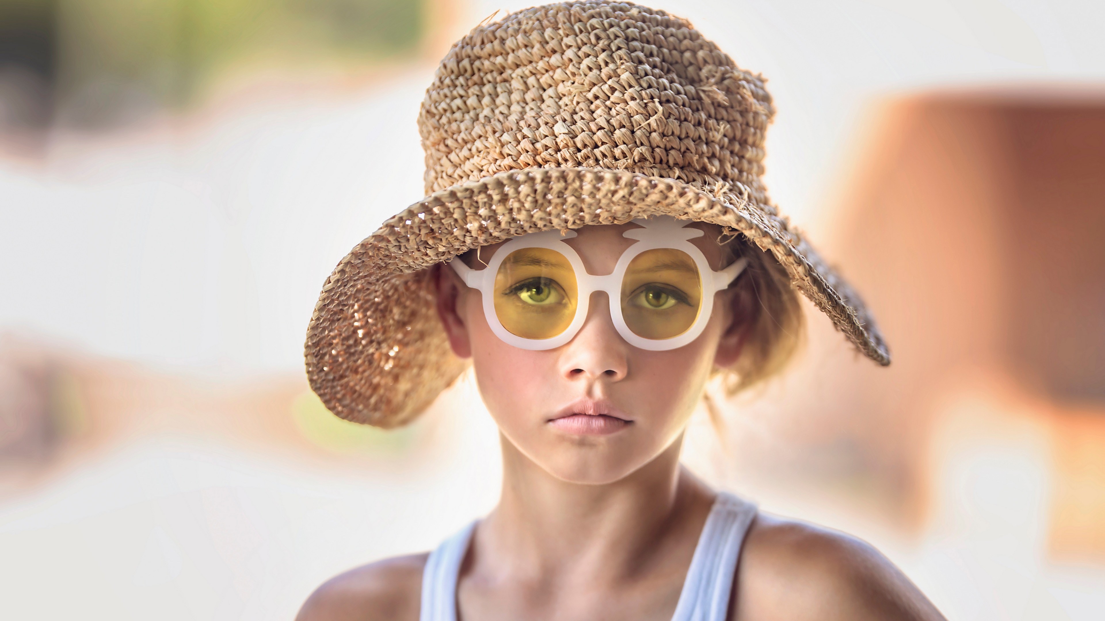 Girl in straw hat and sunglasses HD Wallpaper