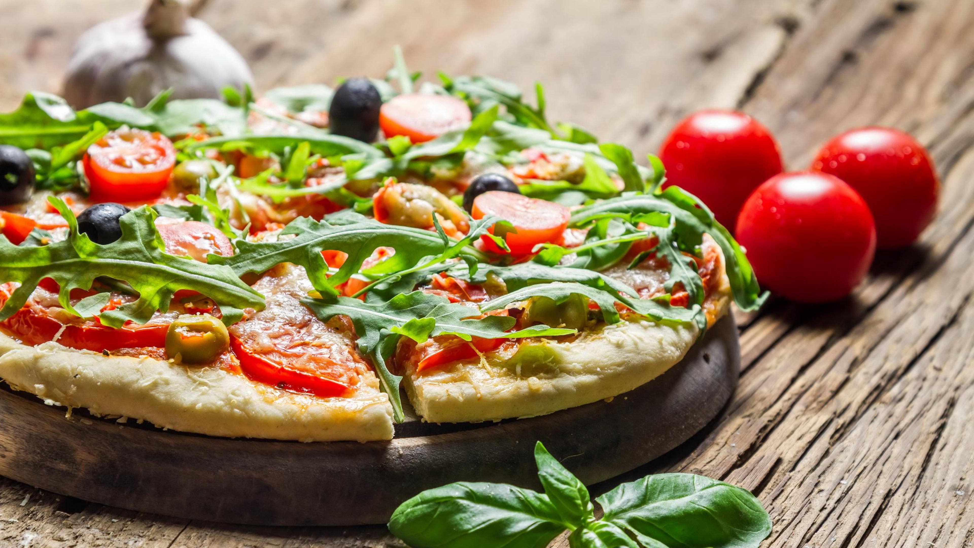 4K Close-Up of Fresh Vegetable Pizza HD Wallpaper