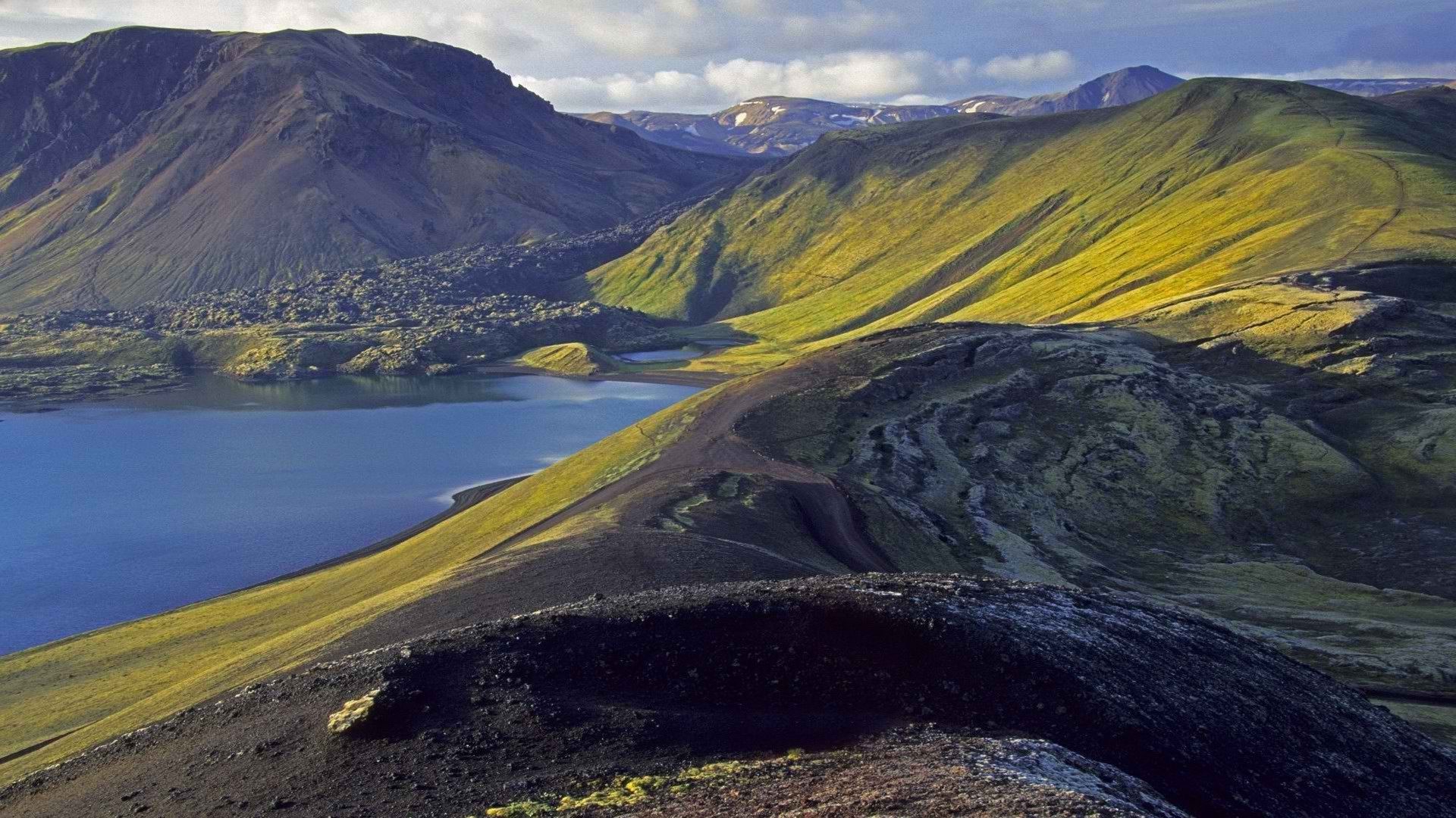 Icelandic landscape with lake and mountains HD Wallpaper