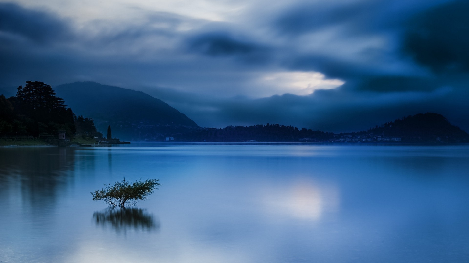 Blue lake with mountains and clouds in Italy HD Wallpaper