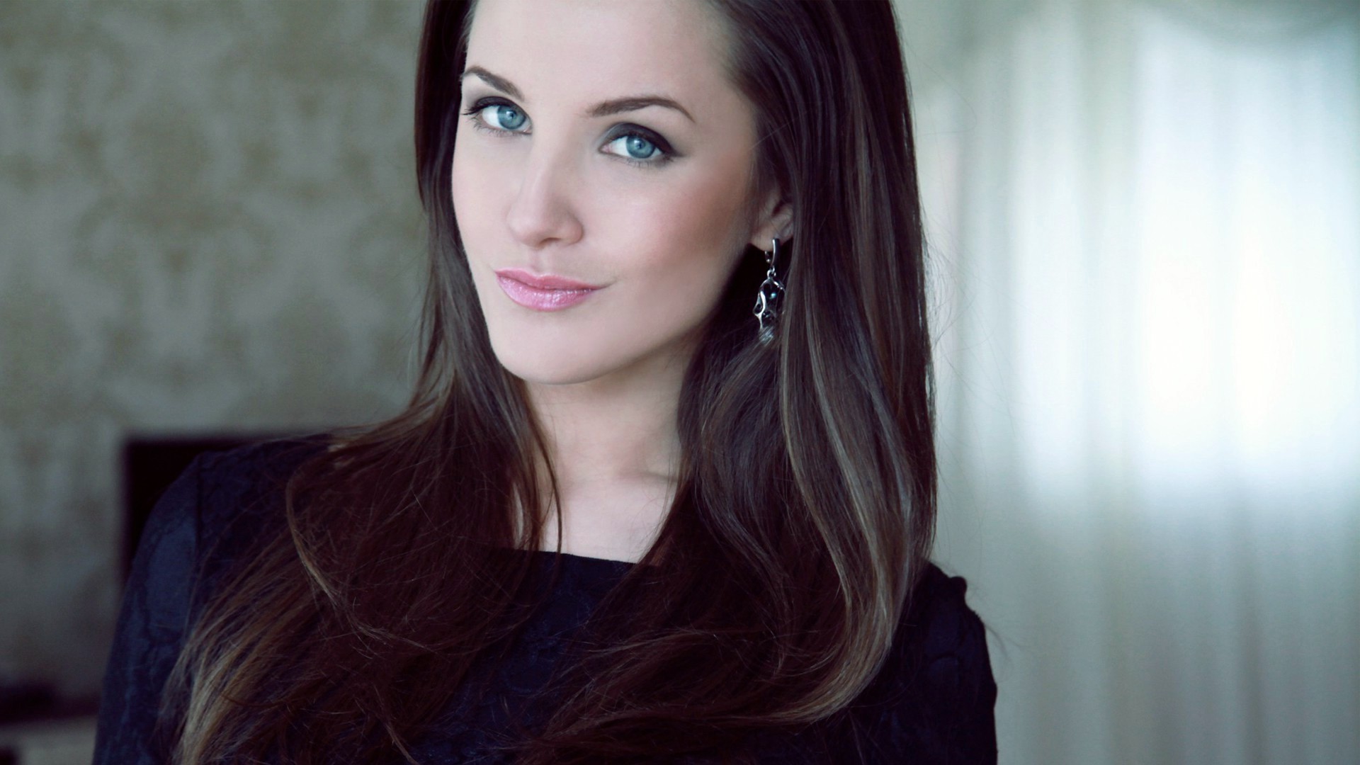 Woman with blue eyes and brunette hair HD Wallpaper