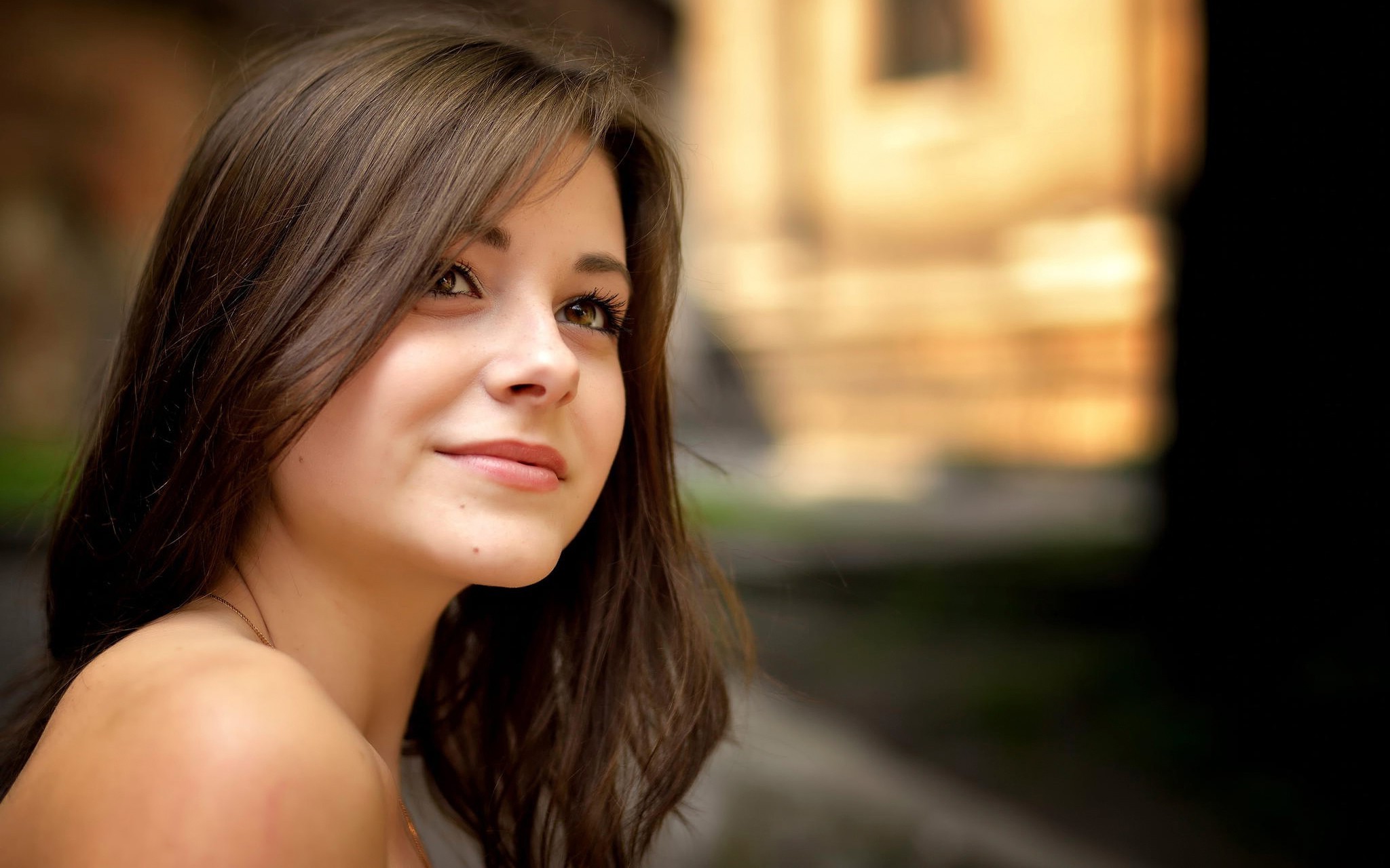 Portrait of a Young Brunette Woman Looking Away HD Wallpaper