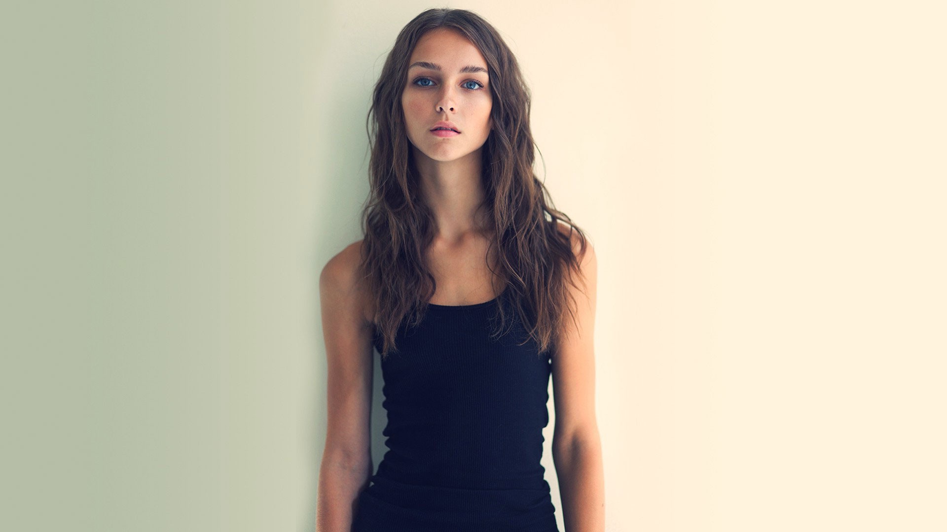 Rachael Cook with long brown hair and blue eyes HD Wallpaper
