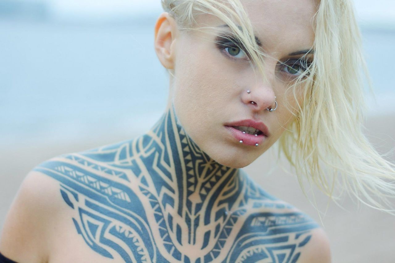 Woman with blonde hair and tattoos HD Wallpaper