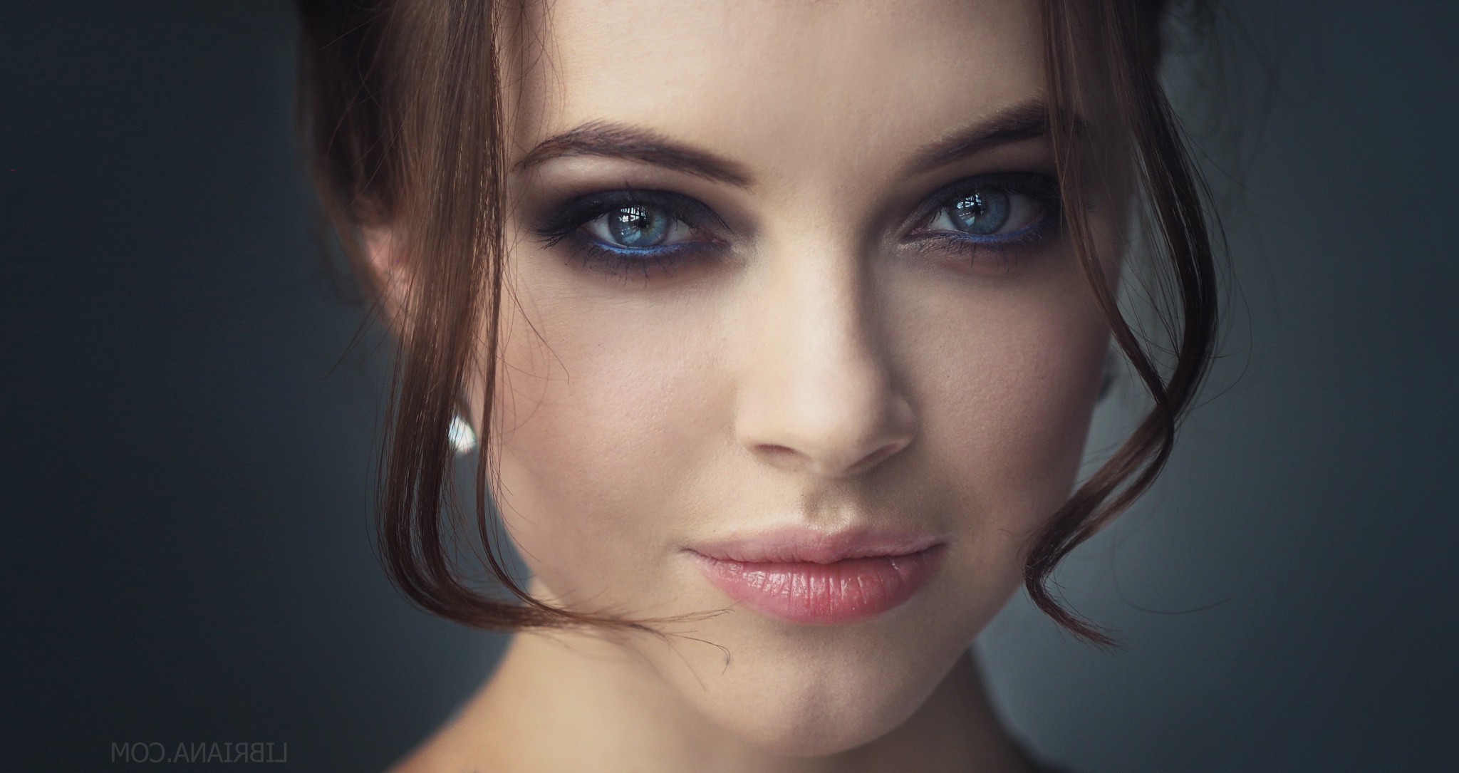 Woman with brunette hair and blue eyes, smoky eye makeup HD Wallpaper