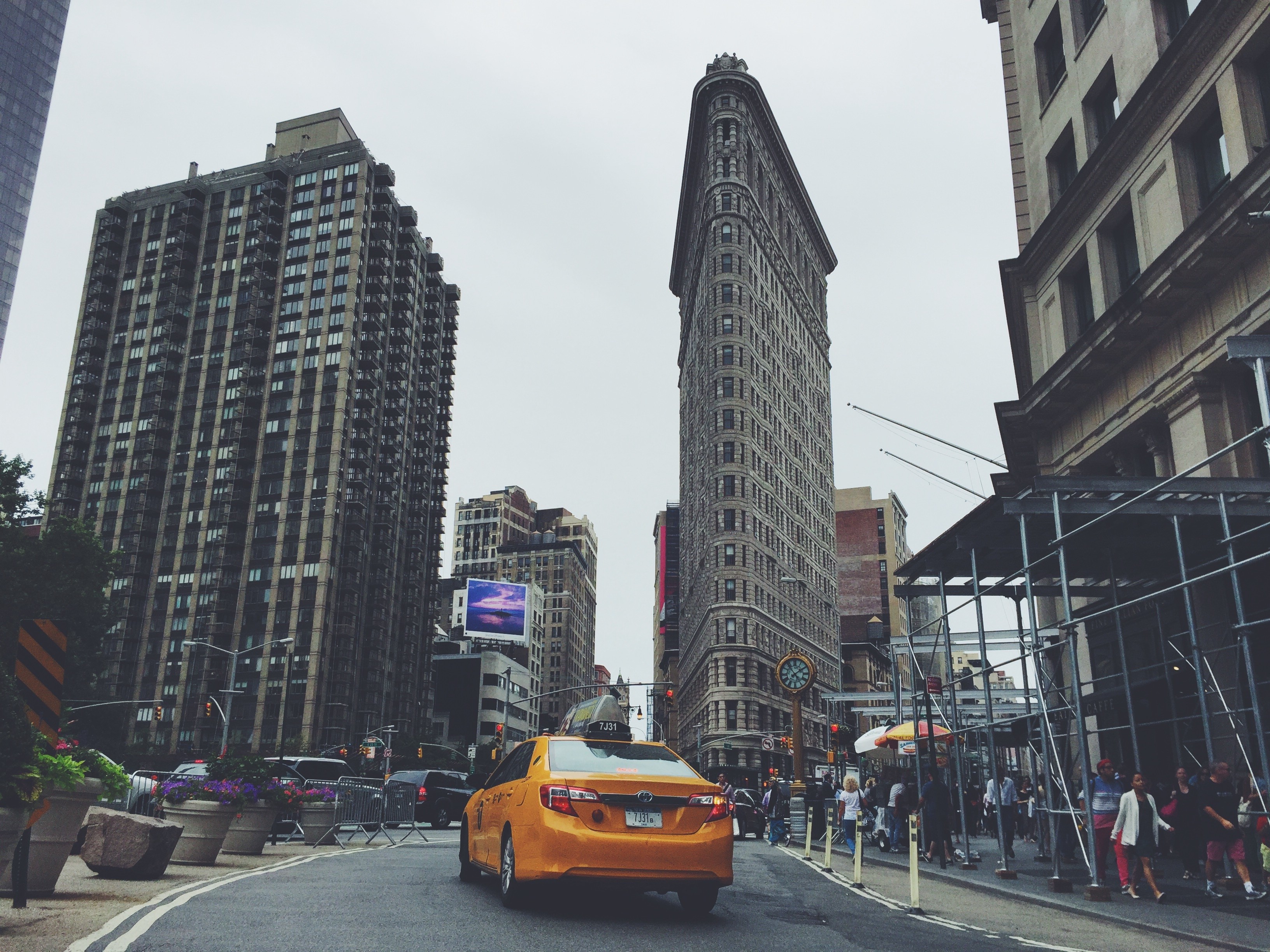 Yellow taxi in front of Flatiron Building, New York City HD Wallpaper