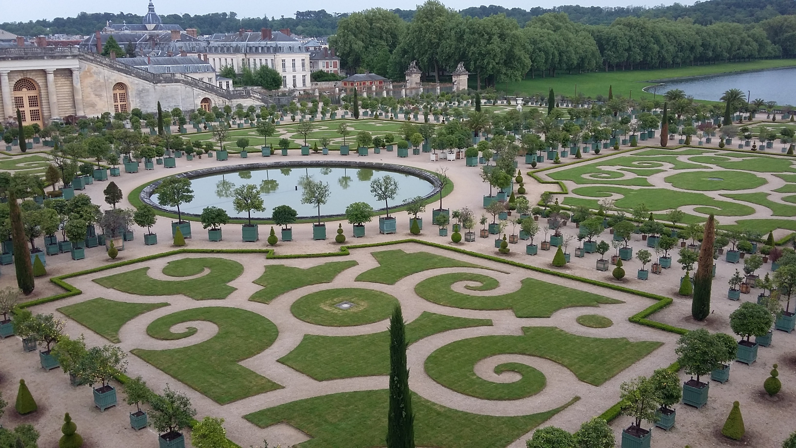 Palace of Versailles formal gardens with pond HD Wallpaper