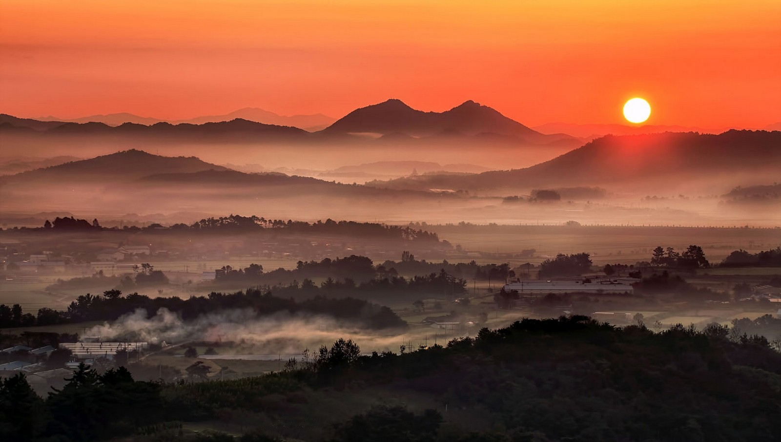 Sunrise over misty mountains and valley in South Korea HD Wallpaper