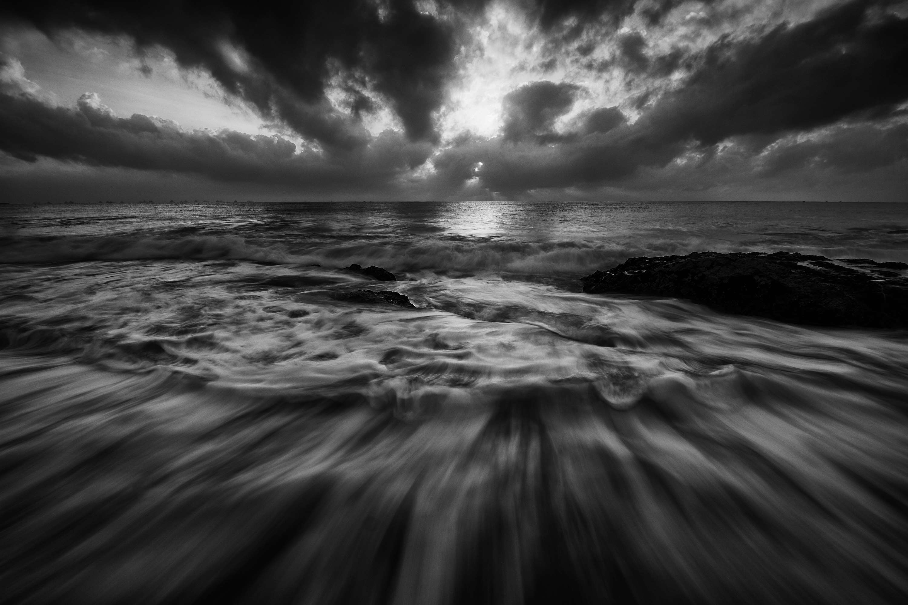 Long exposure seascape with stormy clouds and waves HD Wallpaper