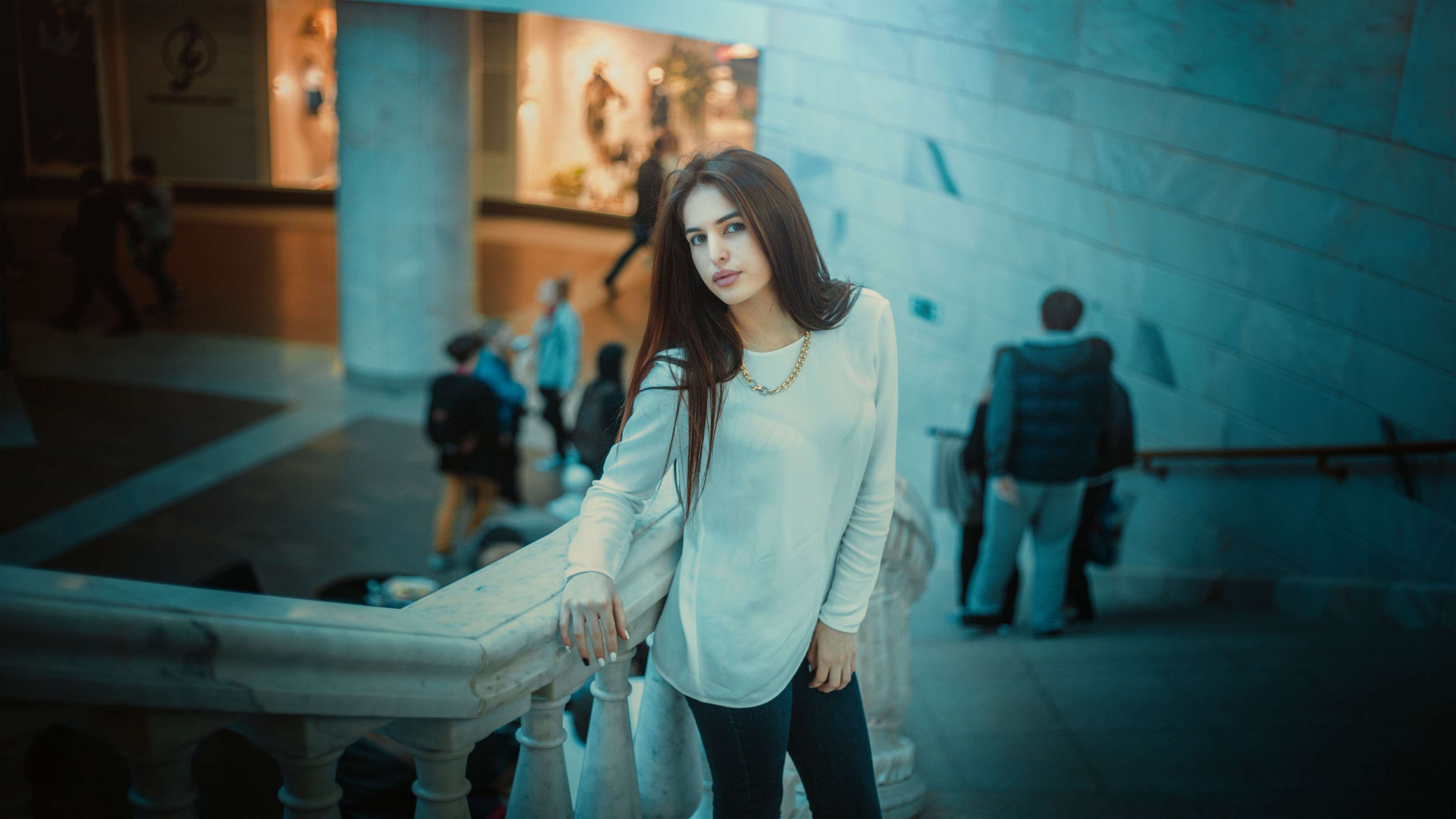 Woman in white shirt and jeans in a mall HD Wallpaper
