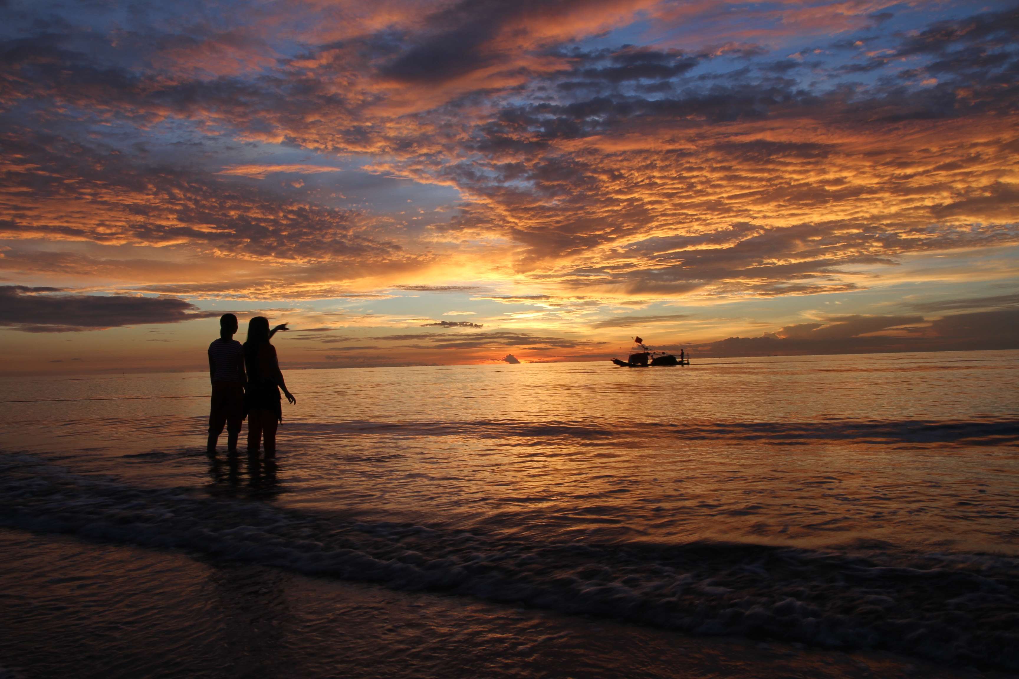 Couple watching sunset at Hai Hoa Beach, Vietnam HD Wallpaper