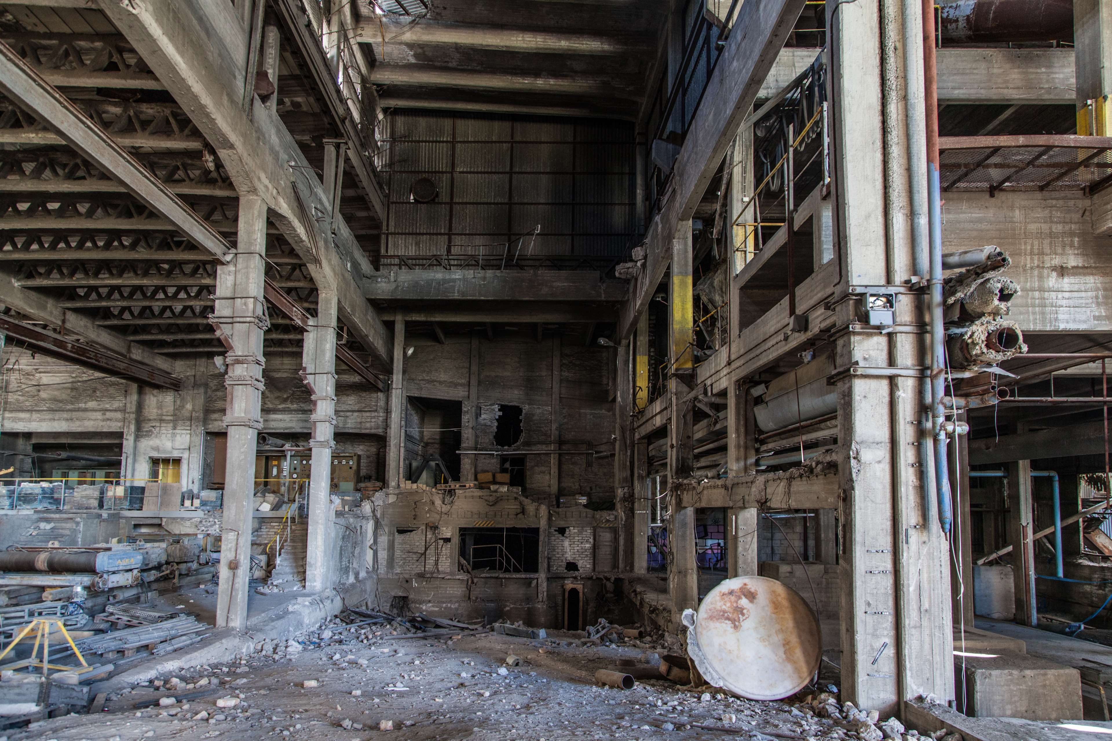 Abandoned industrial building interior with debris HD Wallpaper