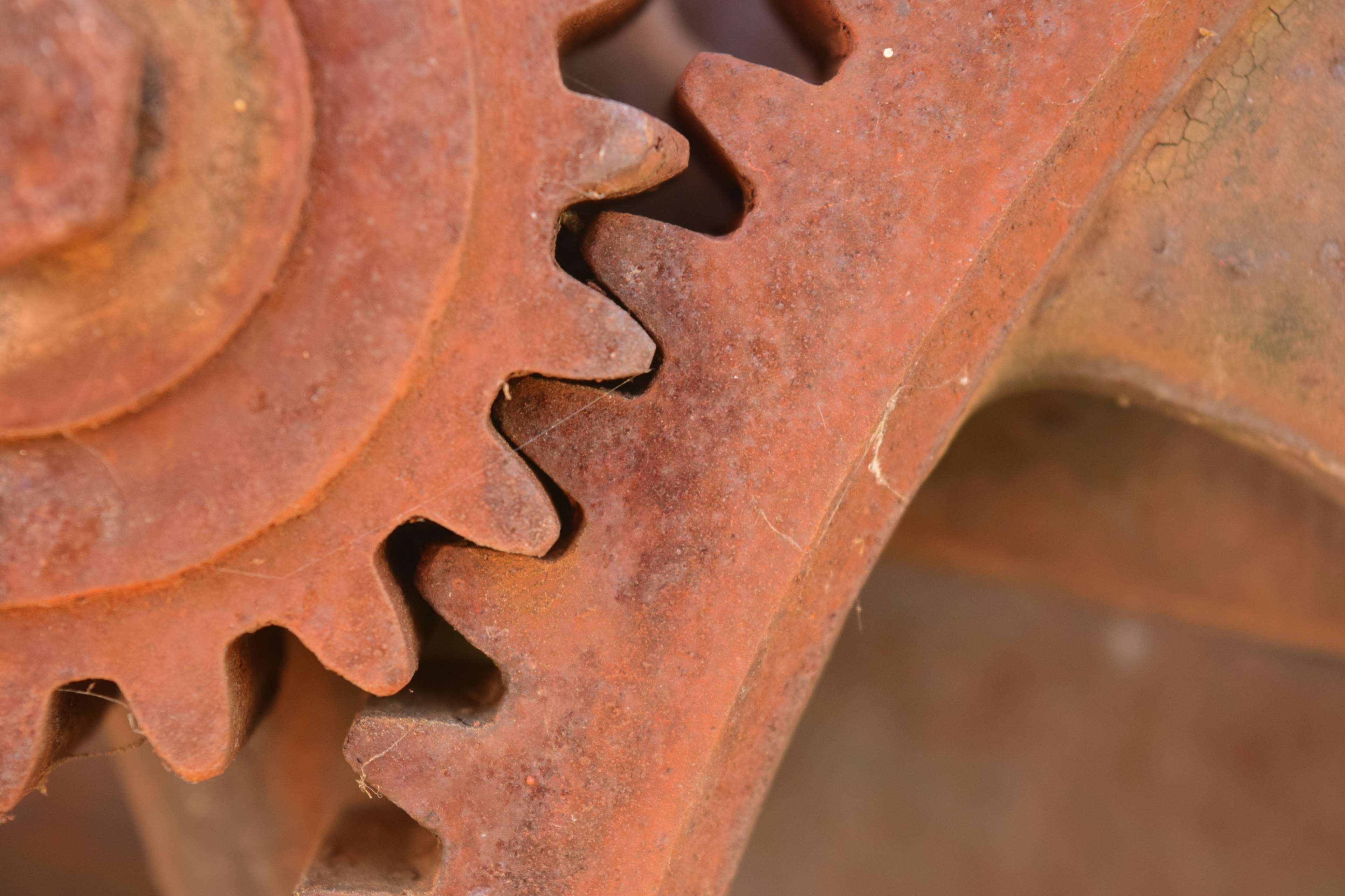 Close-up of rusty interlocking gears HD Wallpaper