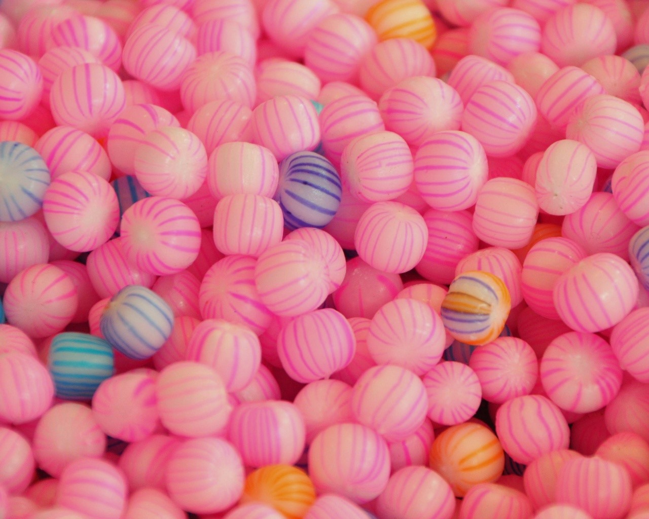Pink and blue striped candies HD Wallpaper