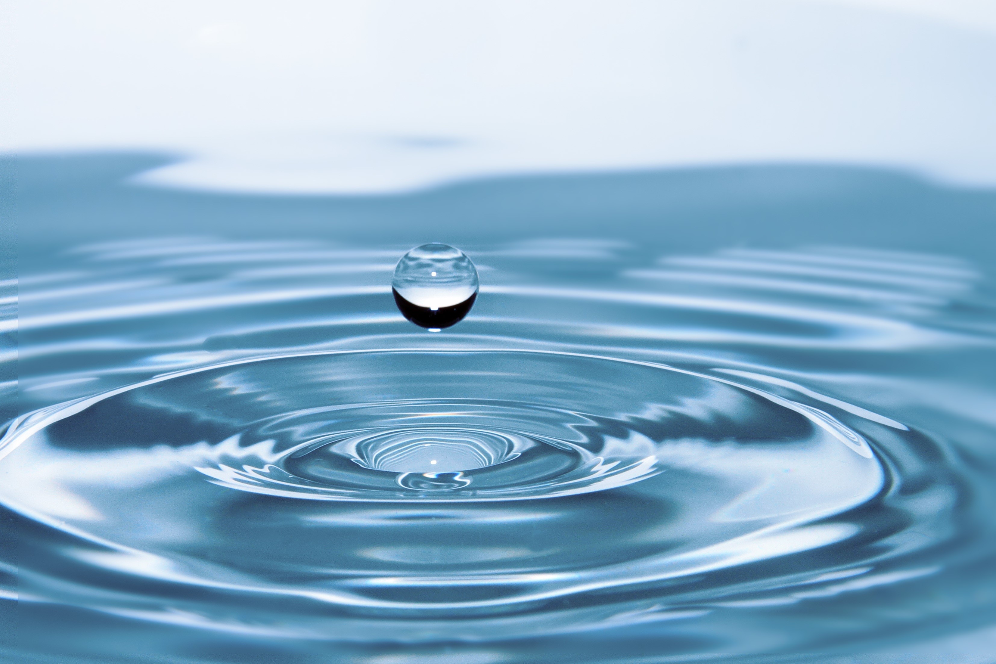 Water drop creating ripples on the surface HD Wallpaper