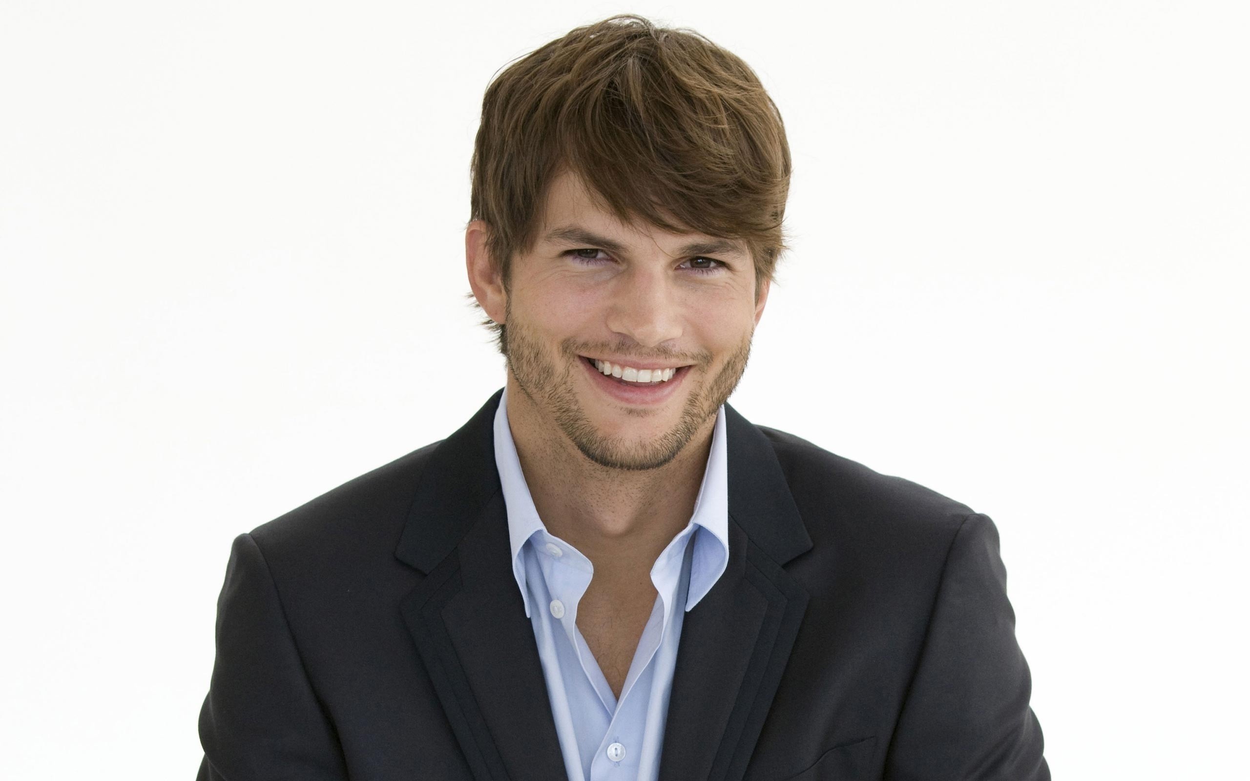 Ashton Kutcher wearing a suit and shirt HD Wallpaper