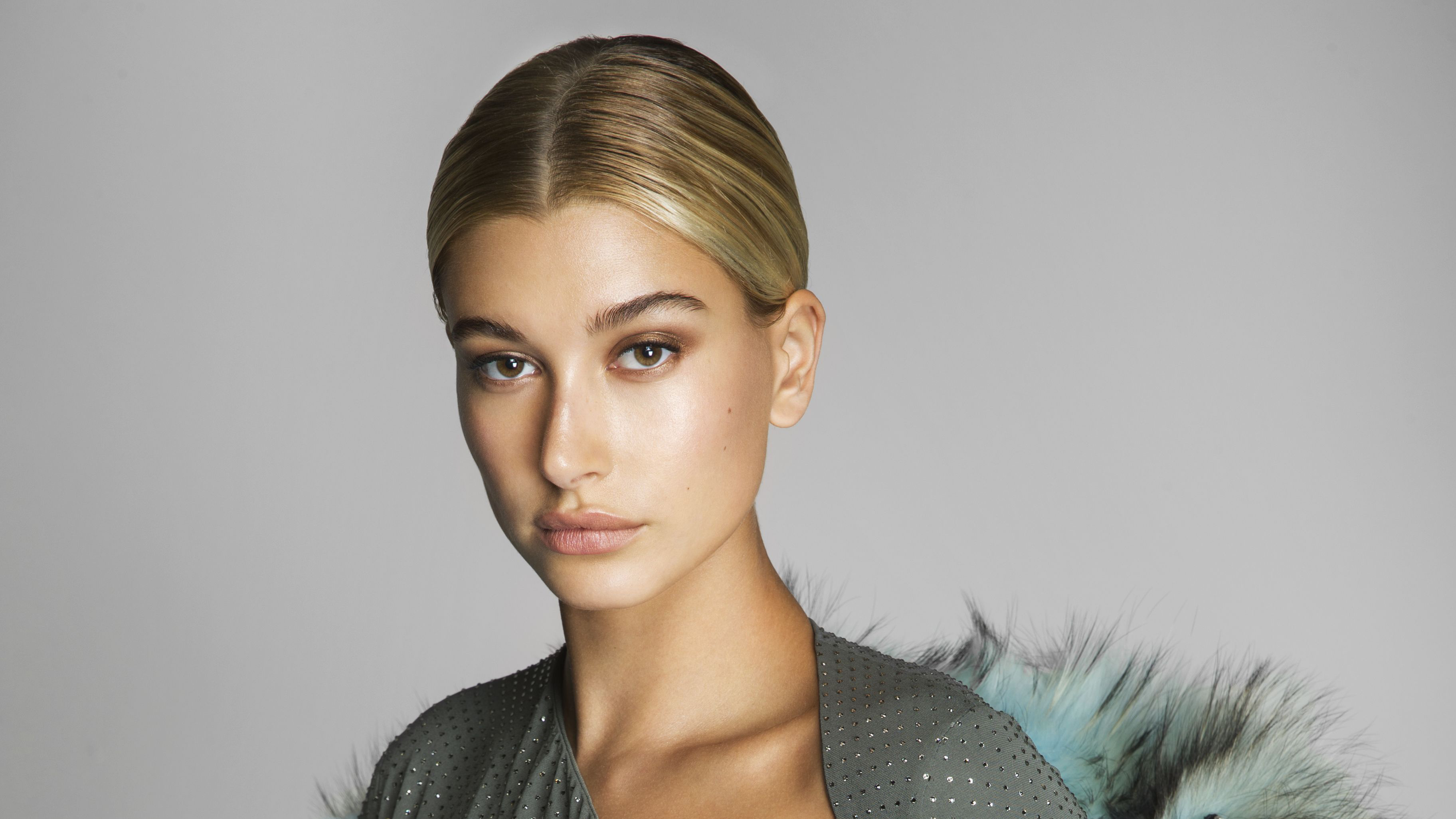 Hailey Baldwin blonde model with brown eyes HD Wallpaper