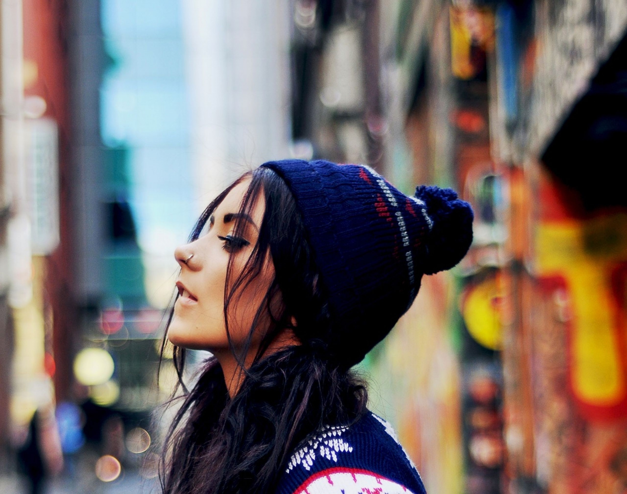 Woman wearing a beanie and sweater HD Wallpaper