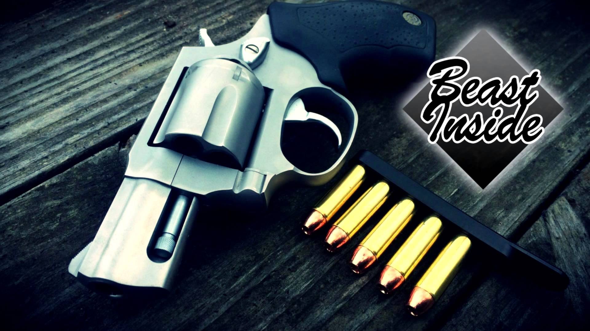 Revolver and bullets on wooden table HD Wallpaper