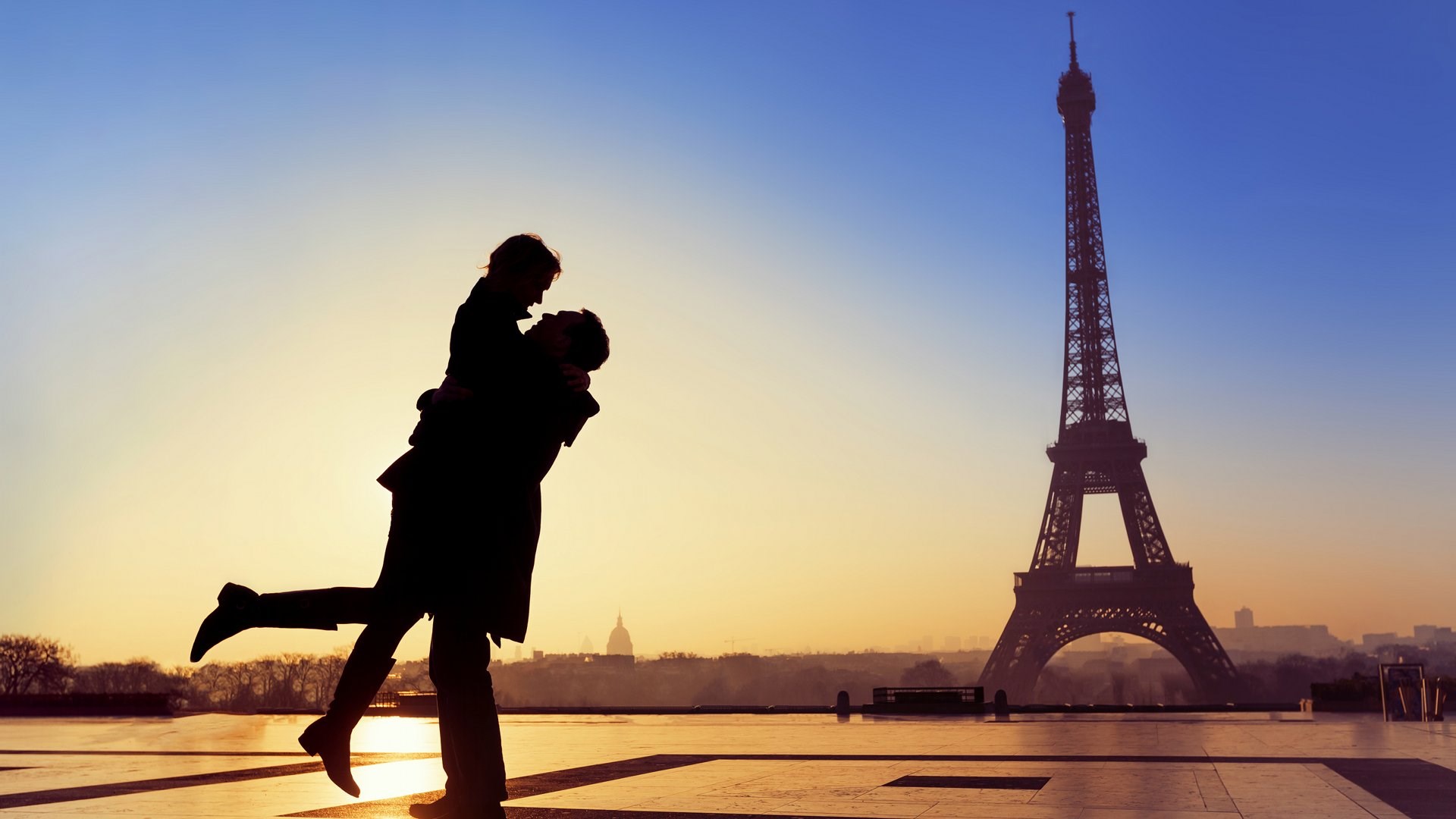 Couple embracing in front of the Eiffel Tower, Paris HD Wallpaper
