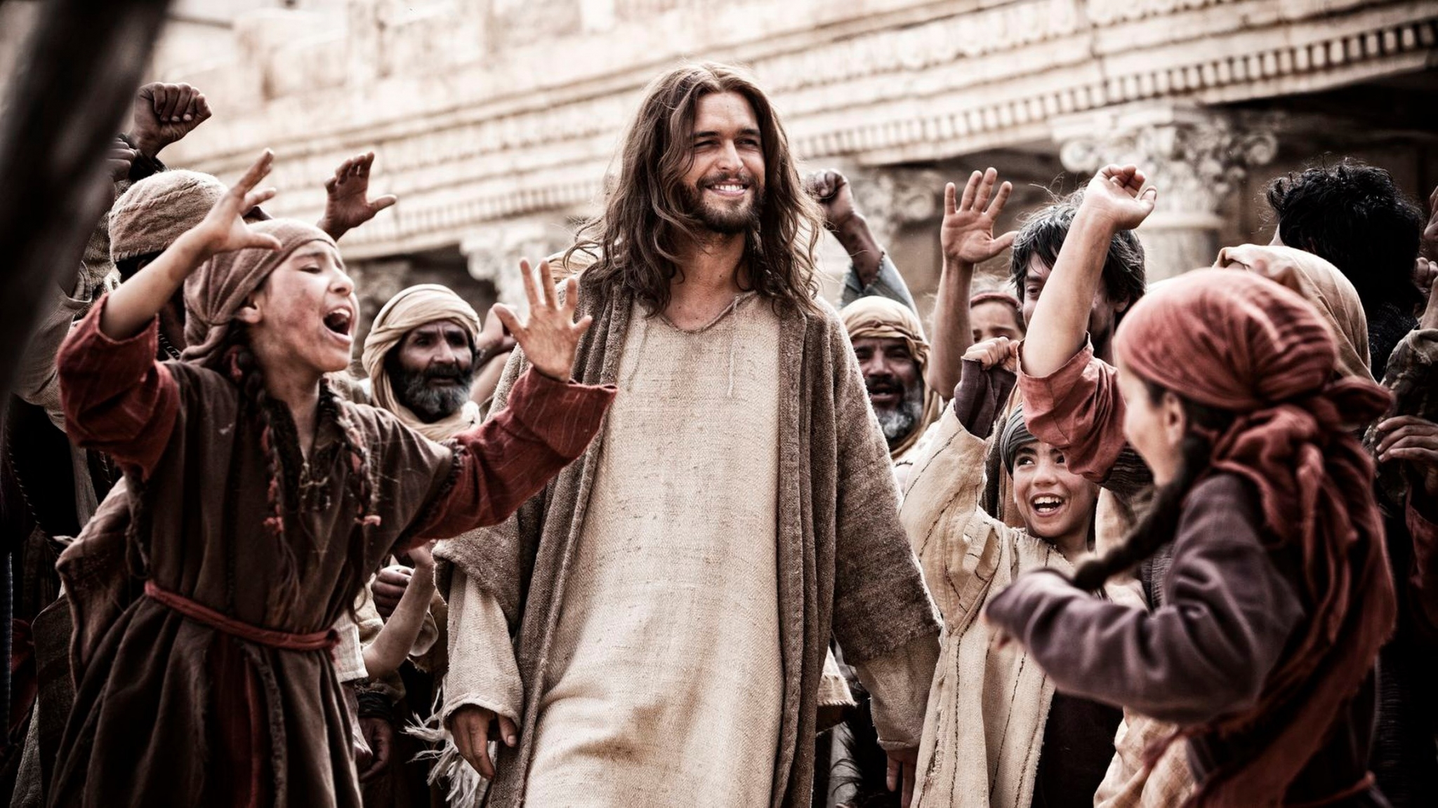 Jesus Surrounded by Joyful Crowd HD Wallpaper