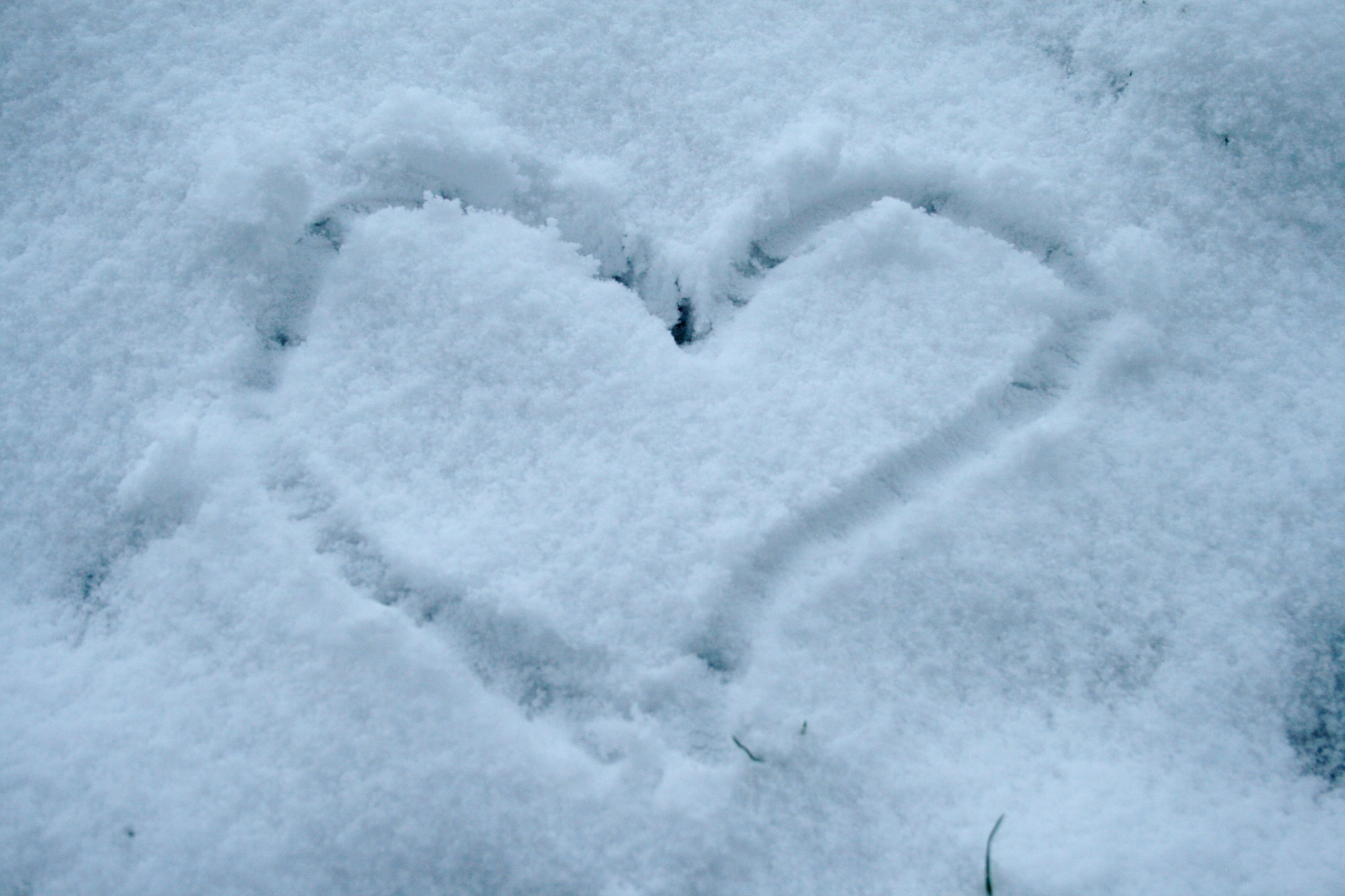 Heart drawn in snow HD Wallpaper