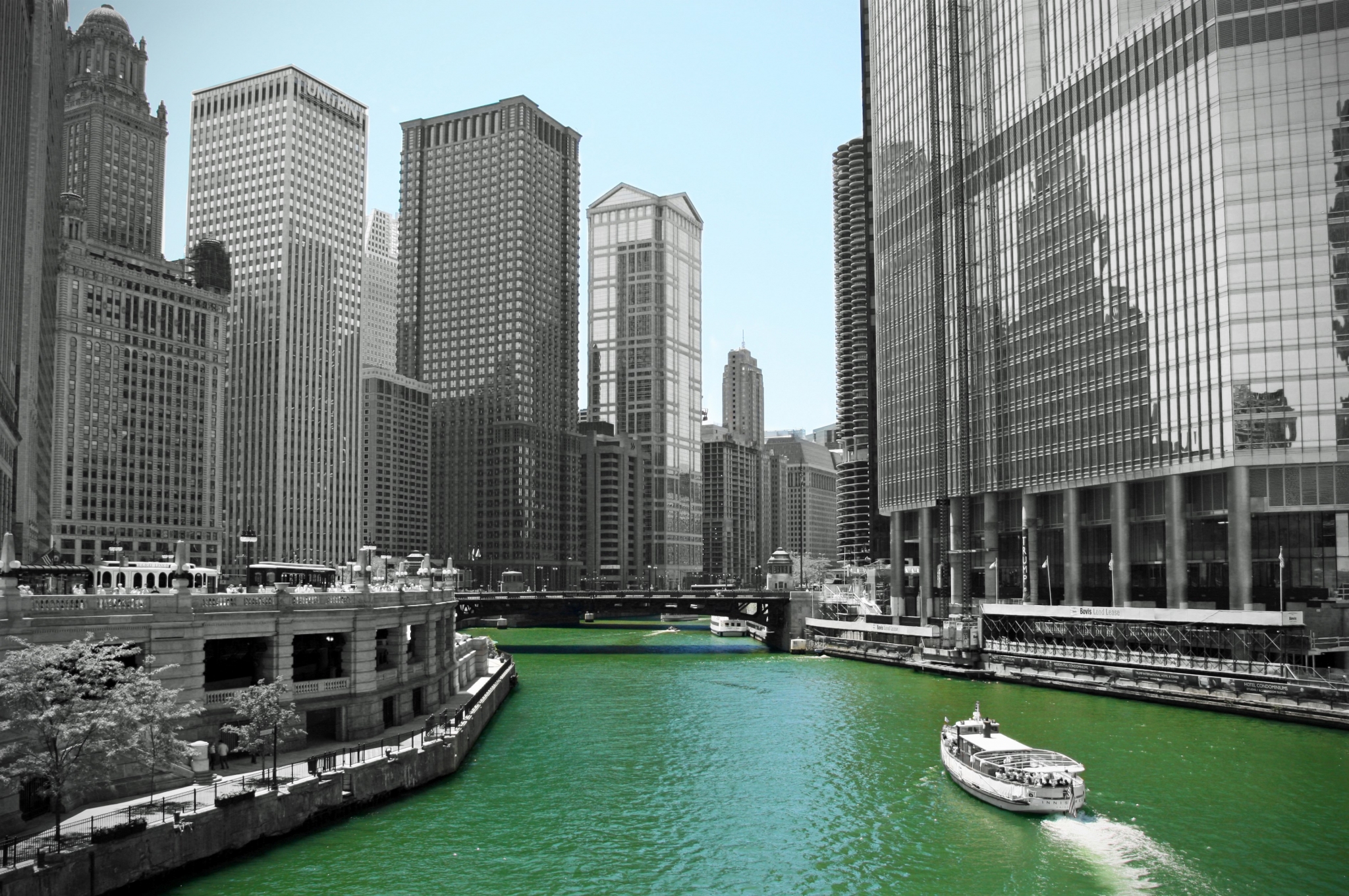 Chicago River with boats and skyscrapers HD Wallpaper