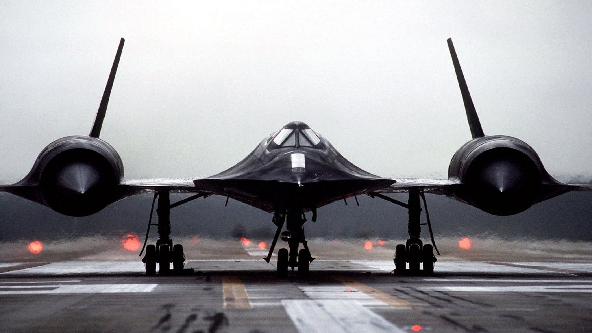 Lockheed SR-71 Blackbird on runway HD Wallpaper