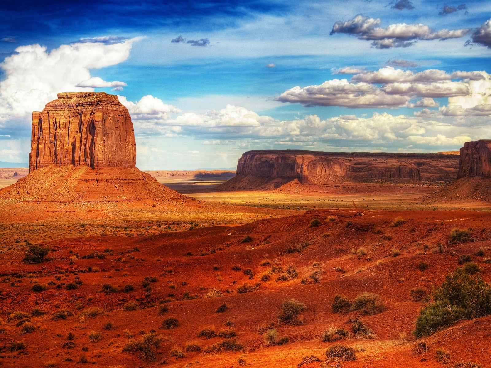 Monument Valley Desert Landscape with Red Rock Formations HD Wallpaper