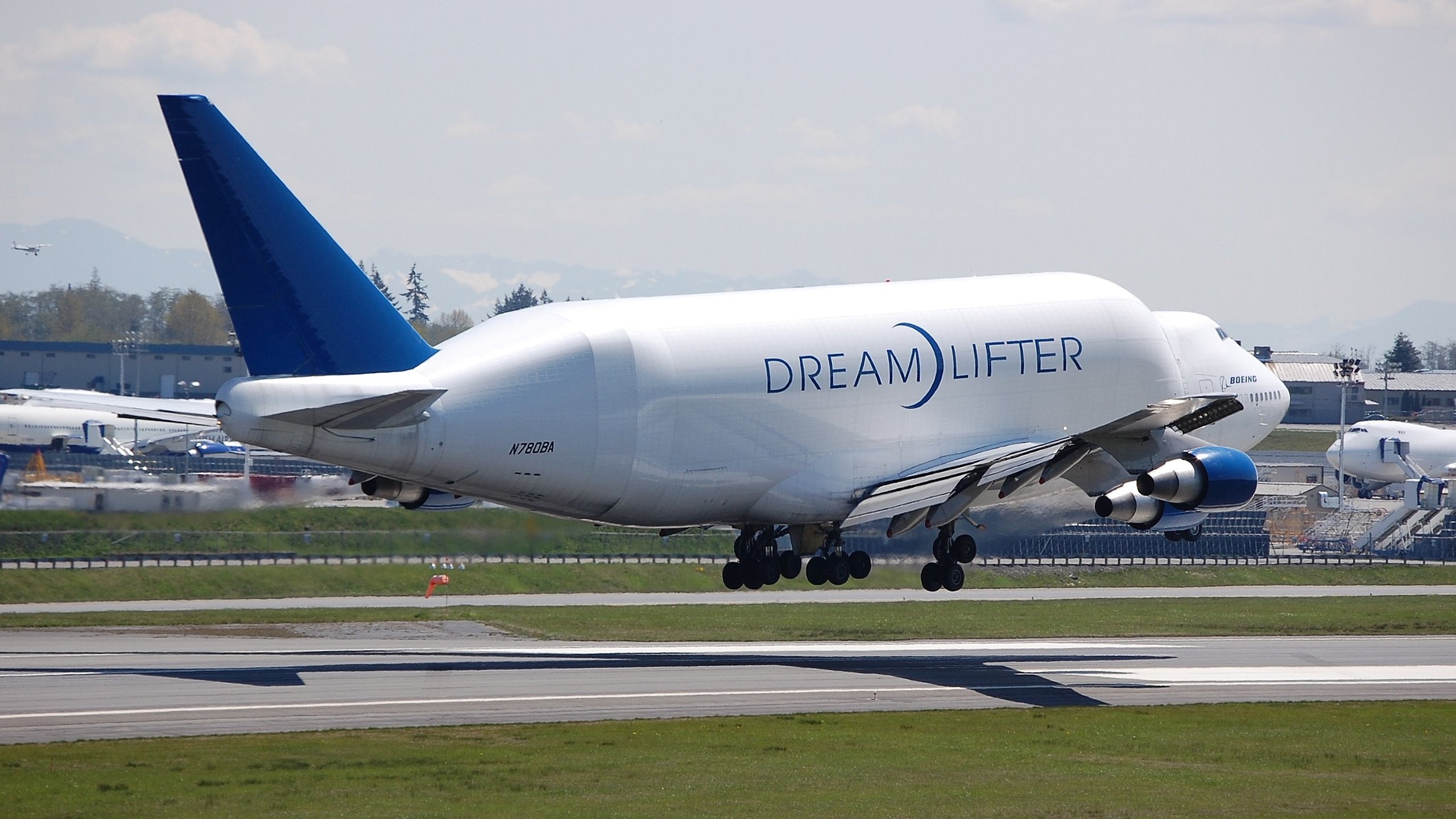 Boeing 747 Dreamlifter landing HD Wallpaper