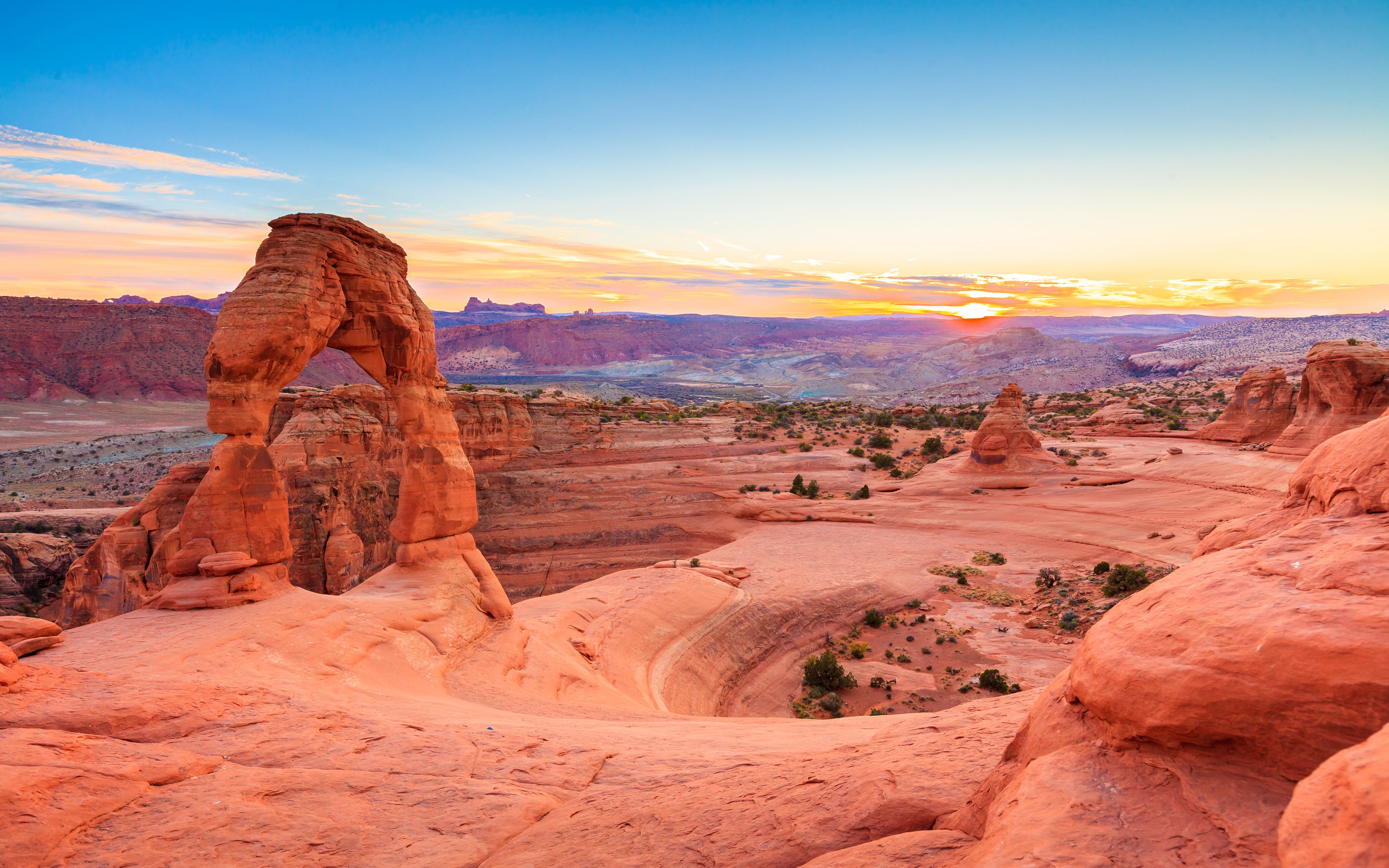 Delicate Arch at Sunrise, Arches National Park HD Wallpaper
