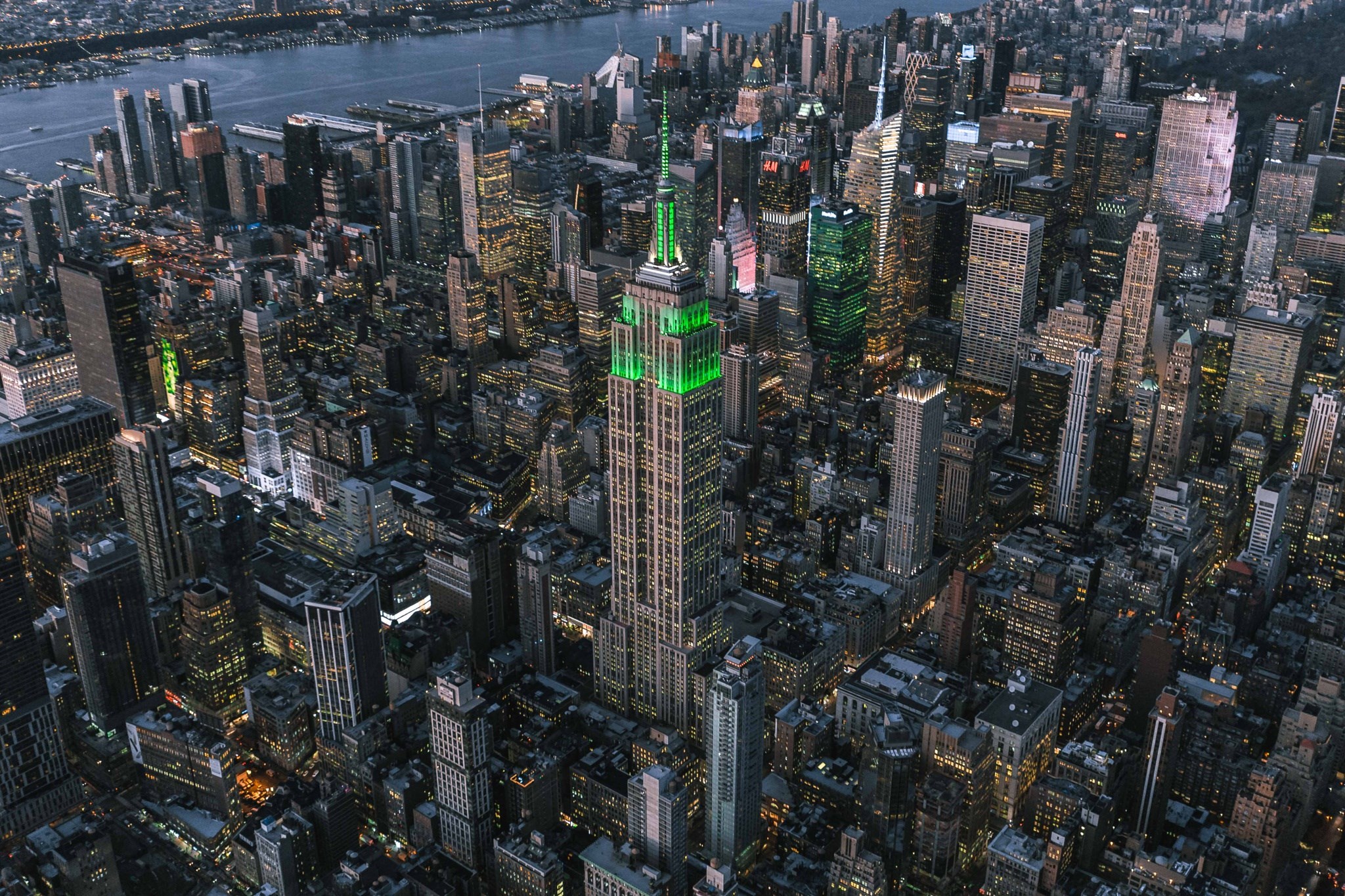 Empire State Building illuminated green in New York City HD Wallpaper
