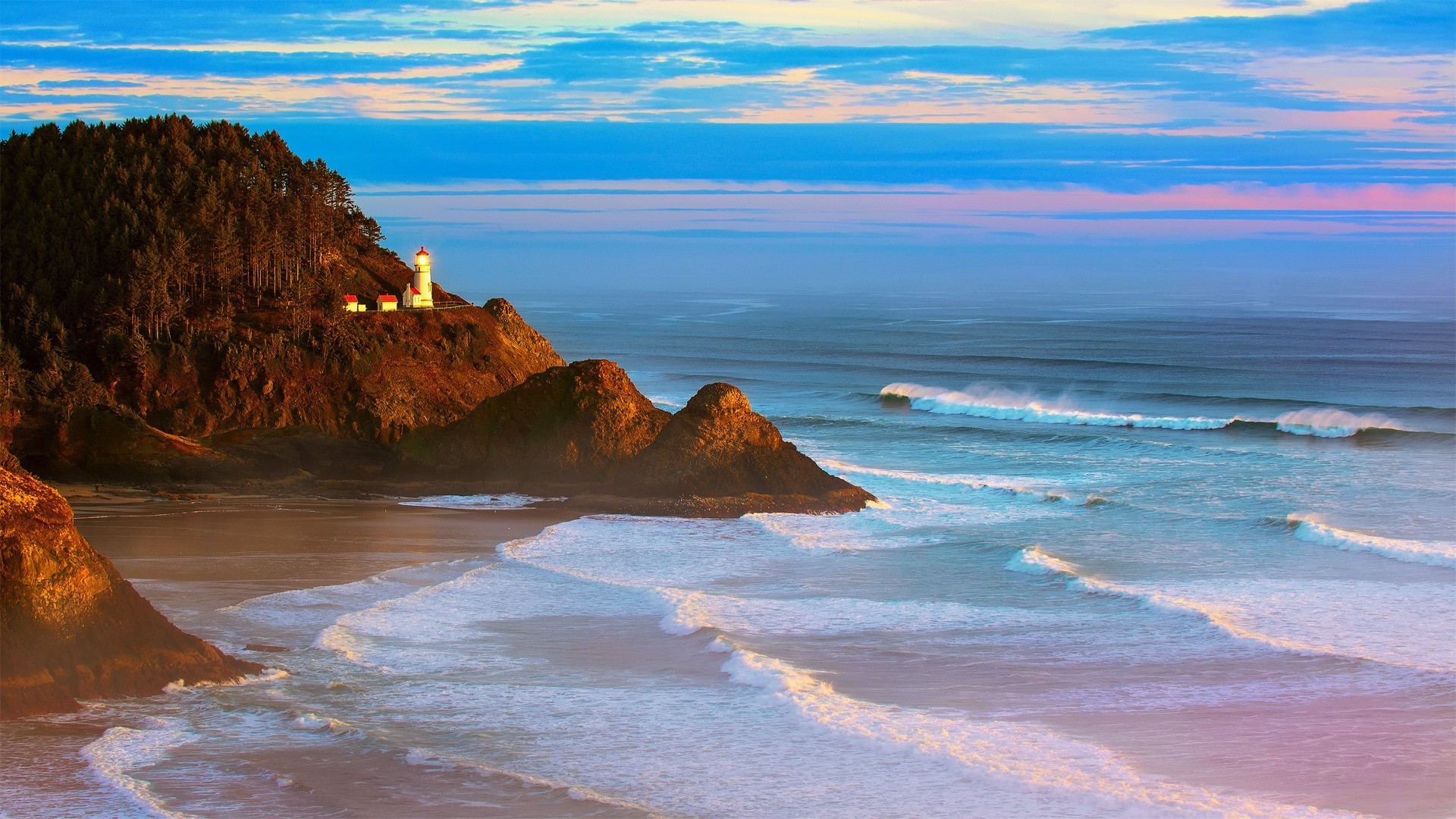 Lighthouse on Oregon Coast with Waves HD Wallpaper
