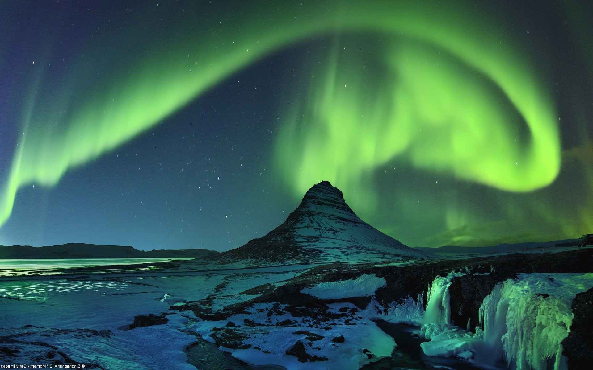 Kirkjufell mountain and Aurora Borealis in Iceland HD Wallpaper