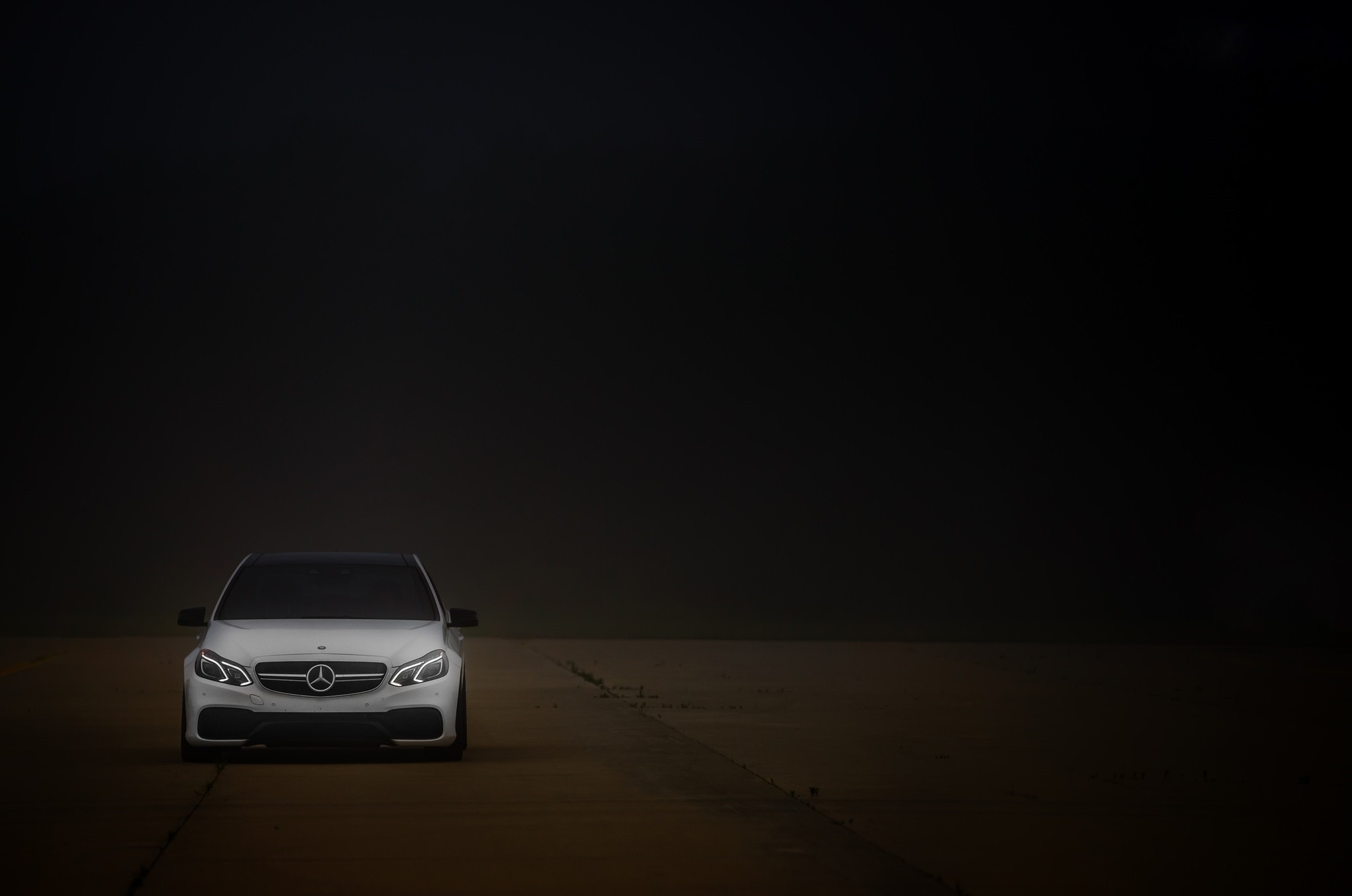 White Mercedes-Benz E-Class AMG car HD Wallpaper