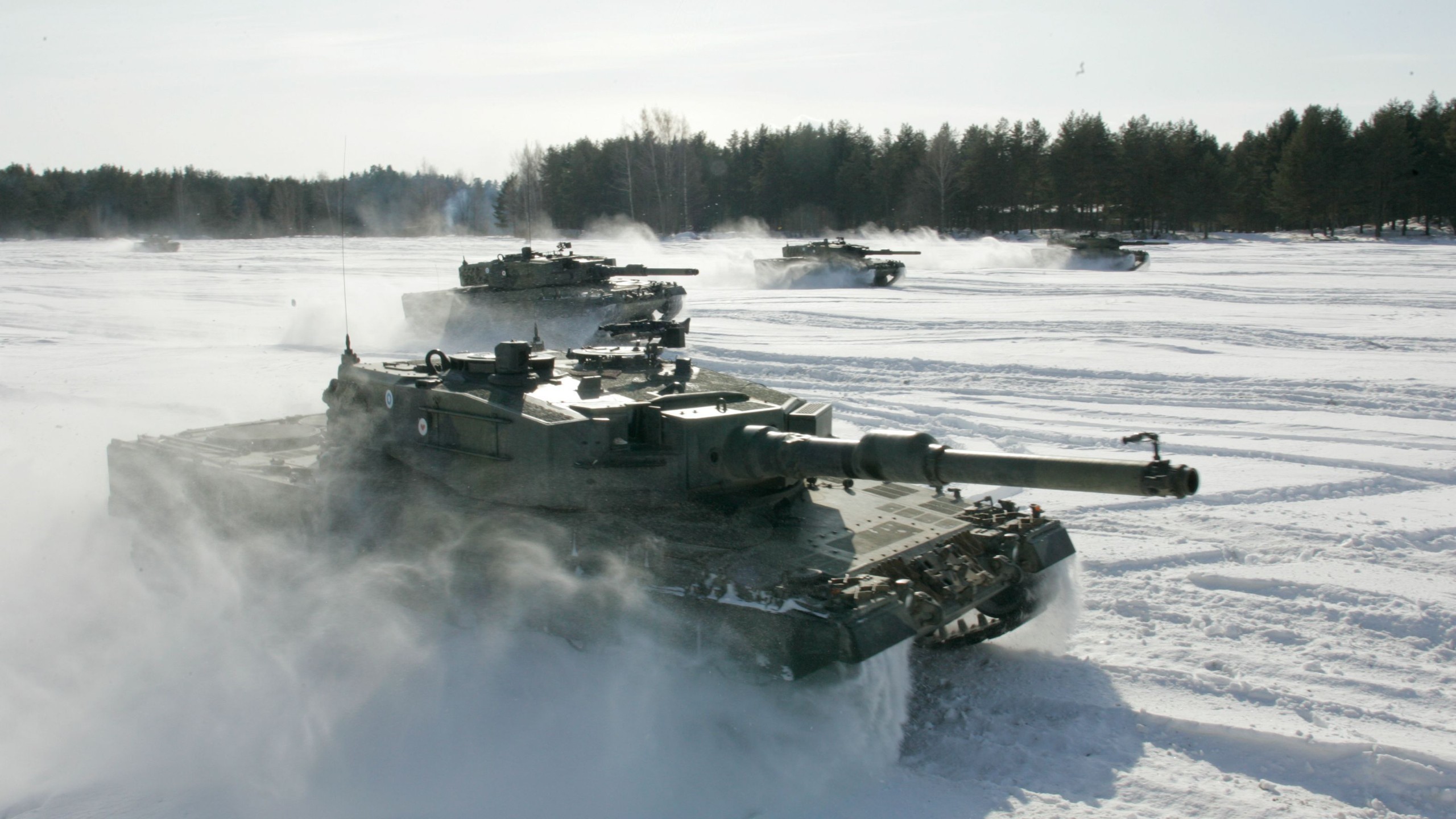 Finnish Army Leopard 2 tanks in snow HD Wallpaper
