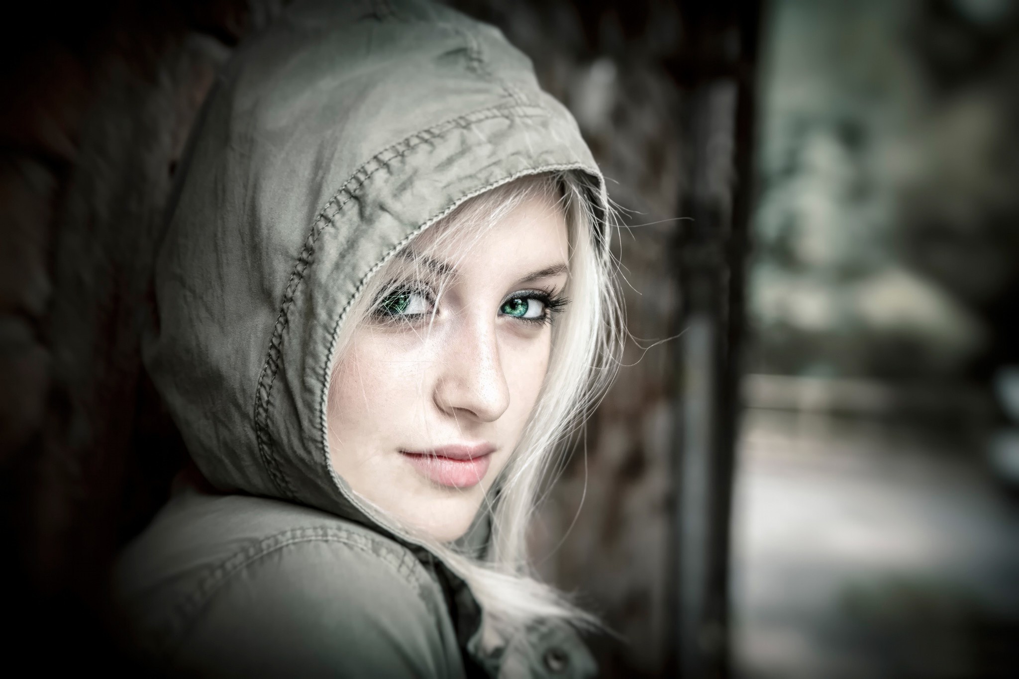 Woman with green eyes and blonde hair wearing a hood HD Wallpaper