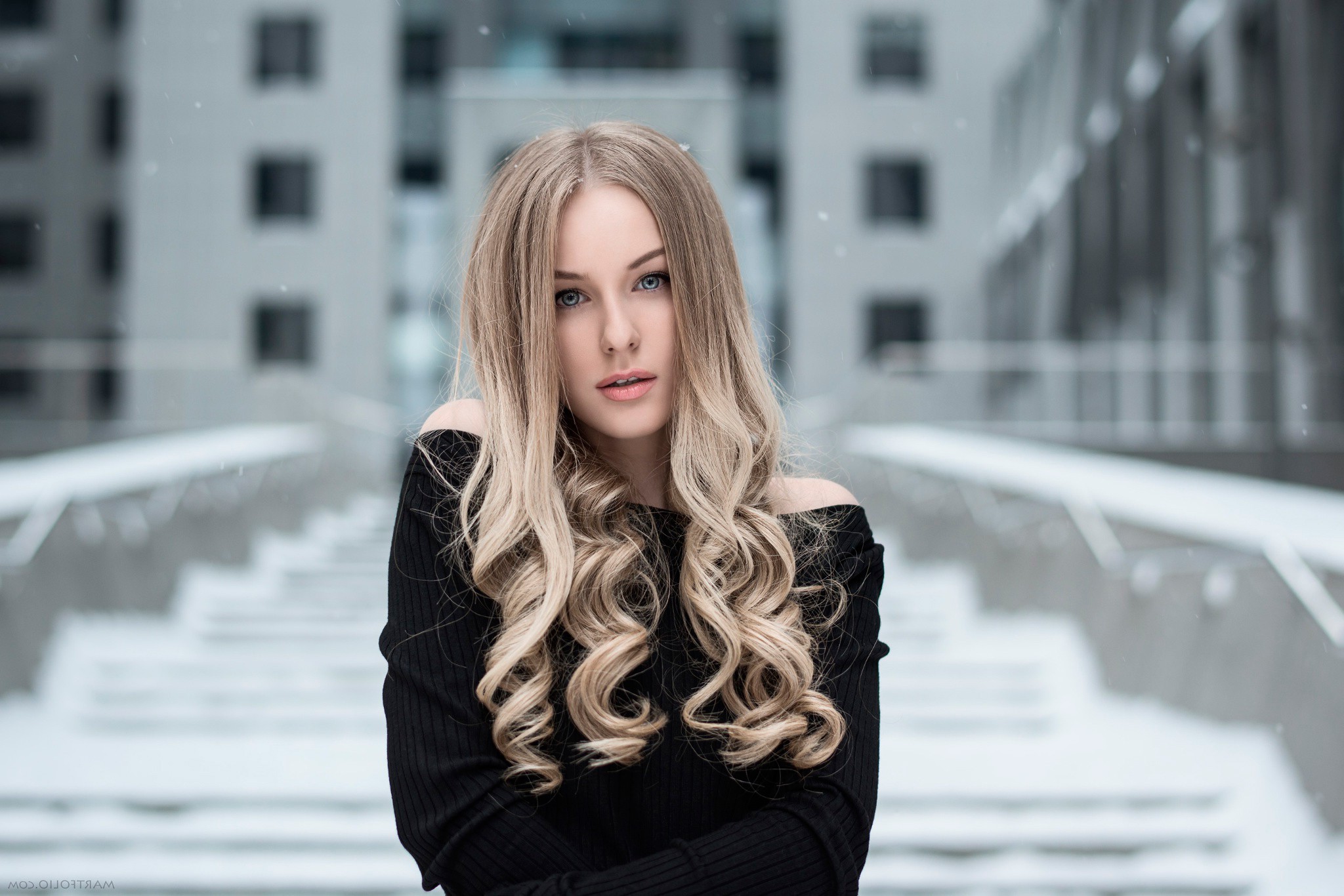 Woman with blonde hair in winter city HD Wallpaper
