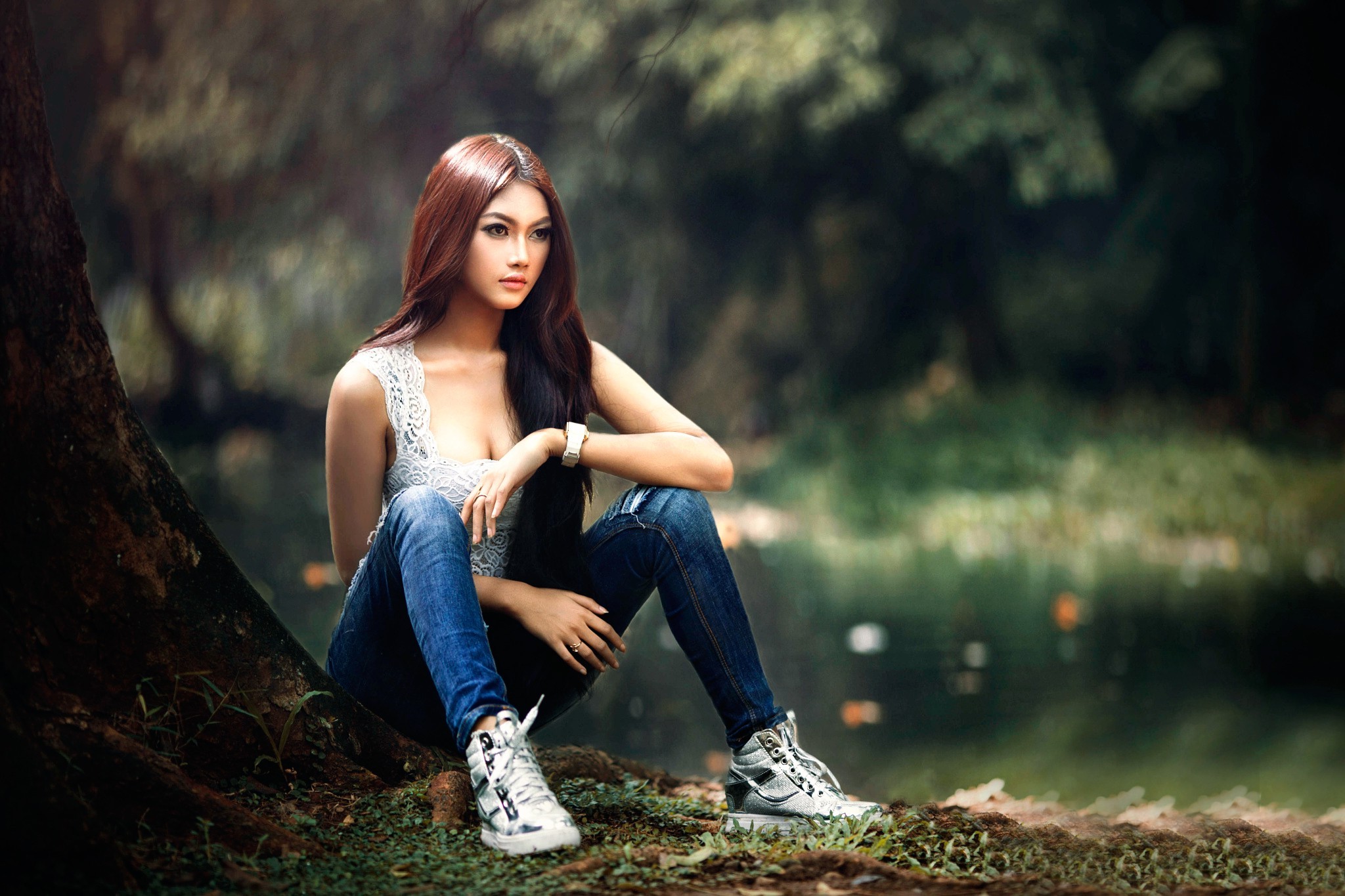 Asian woman with long hair sitting by a tree HD Wallpaper